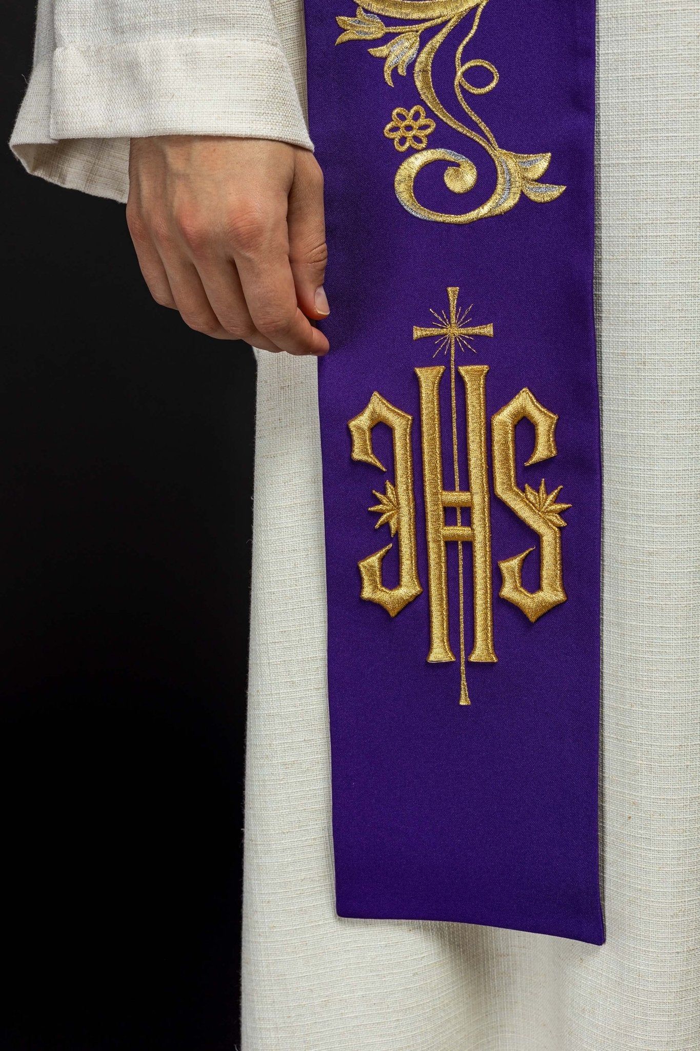 Estola morada con bordado IHS