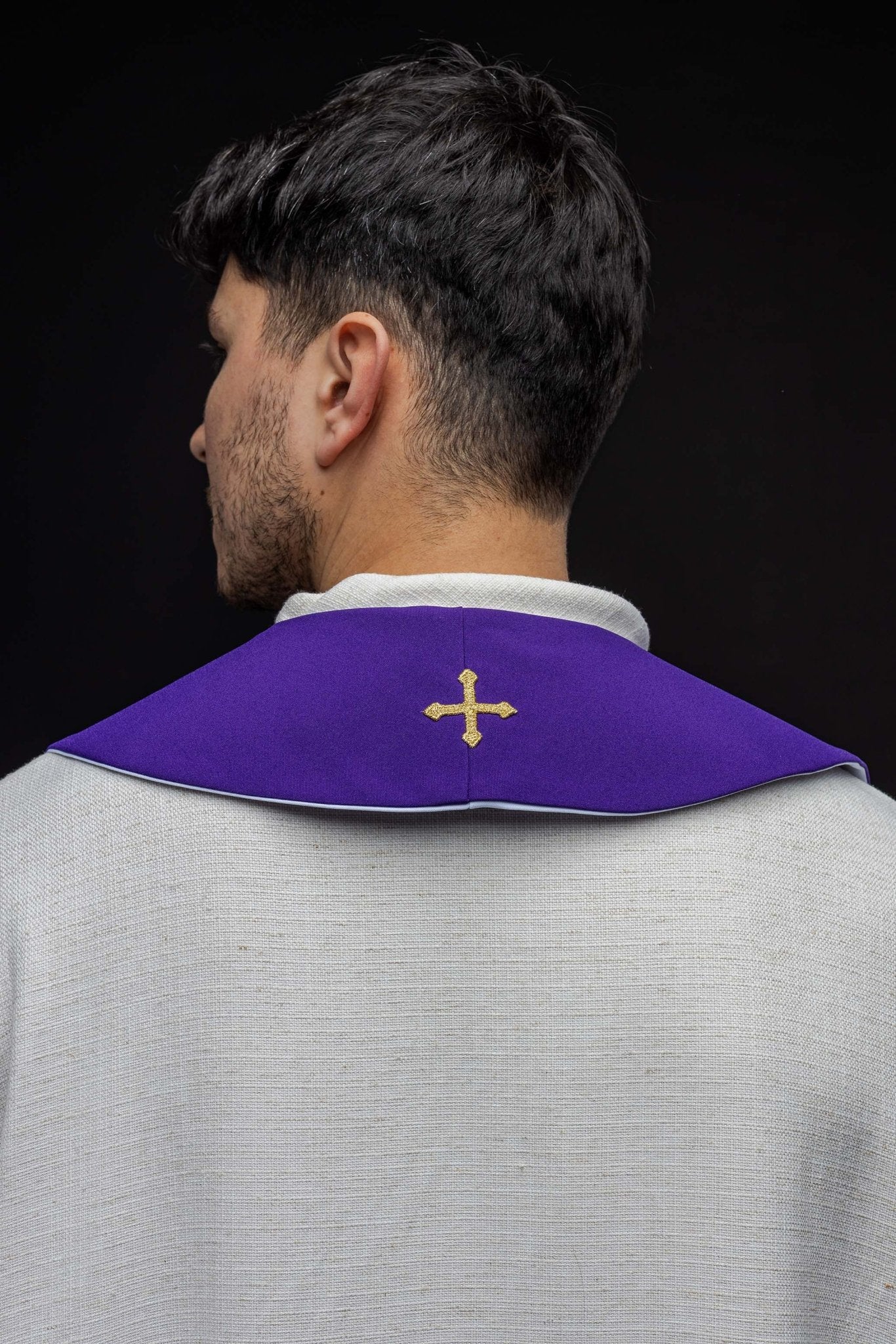 Estola reversible morada-blanca bordado IHS