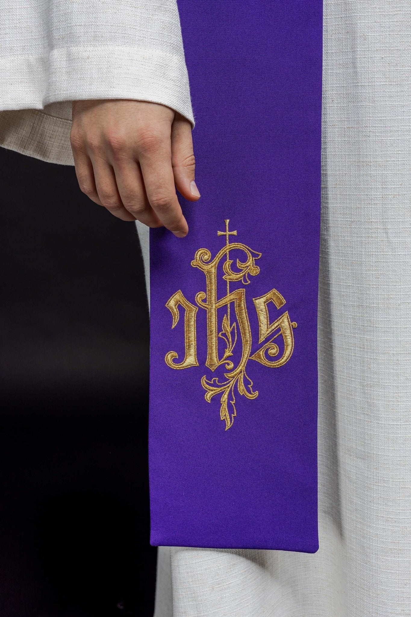 Estola reversible morada-blanca bordado IHS