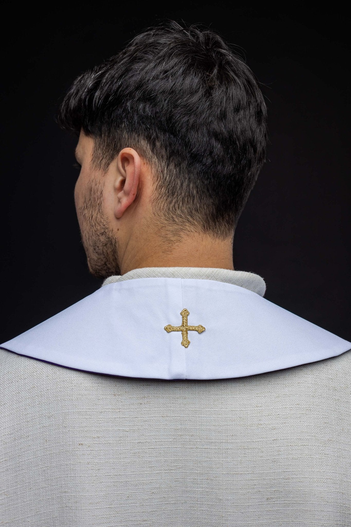 Estola reversible morada-blanca bordado IHS