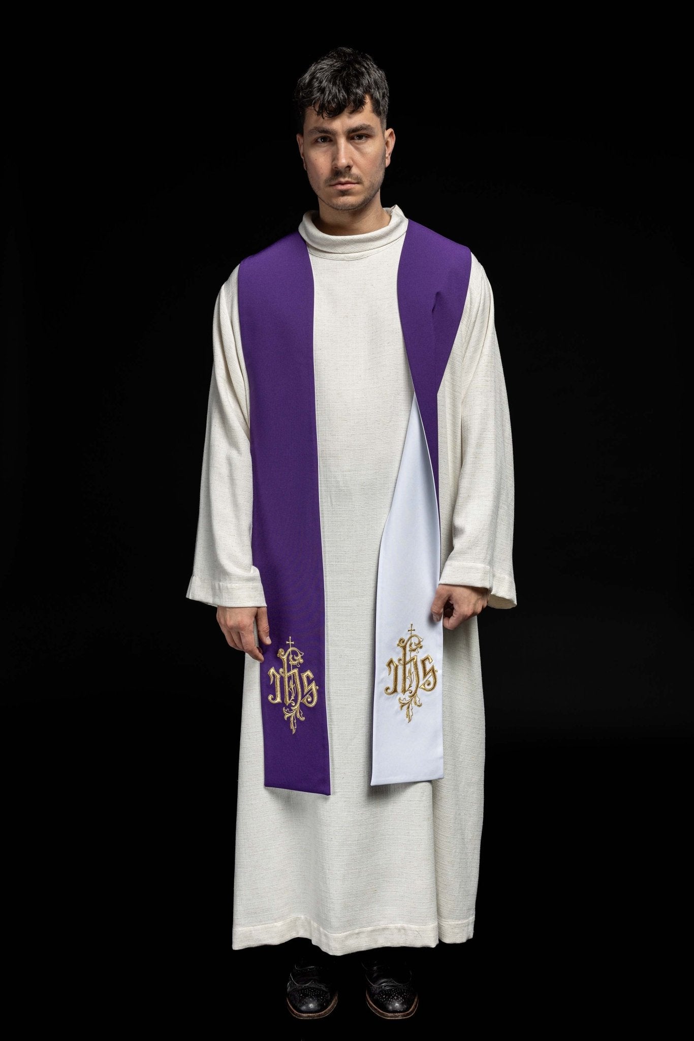 Estola reversible morada-blanca bordado IHS