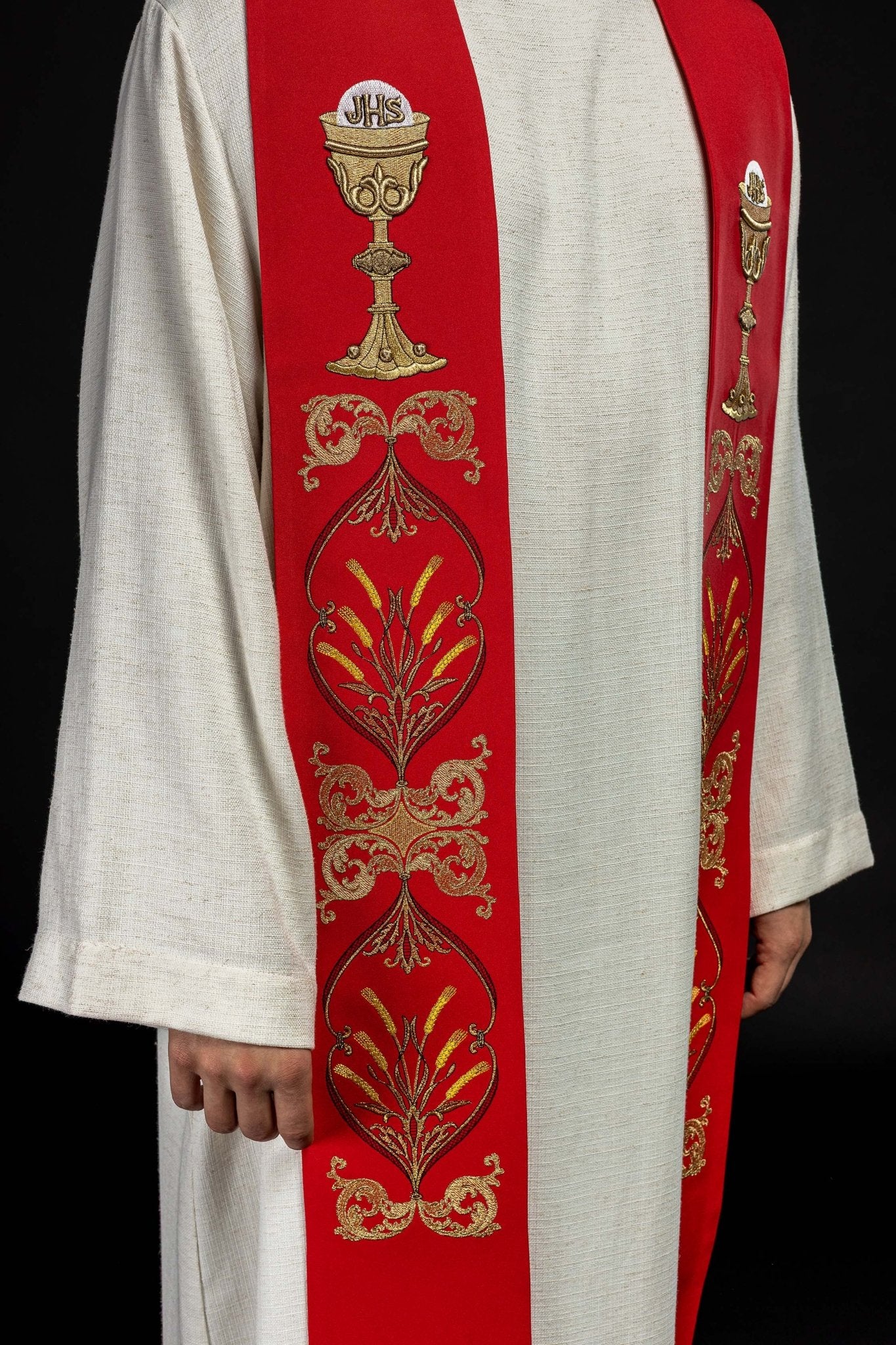Estola roja con bordado Cáliz e IHS