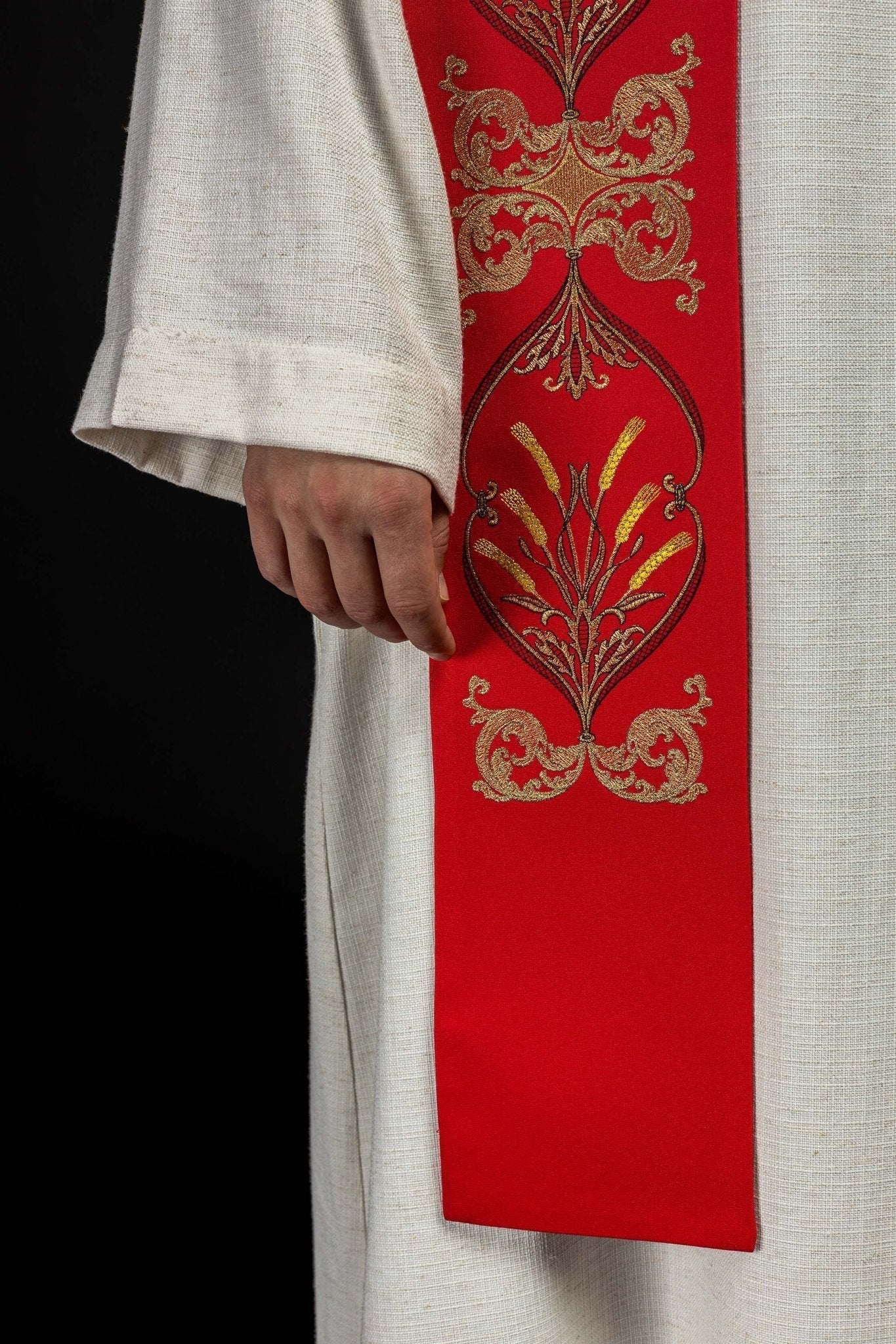 Estola roja con bordado Cáliz e IHS