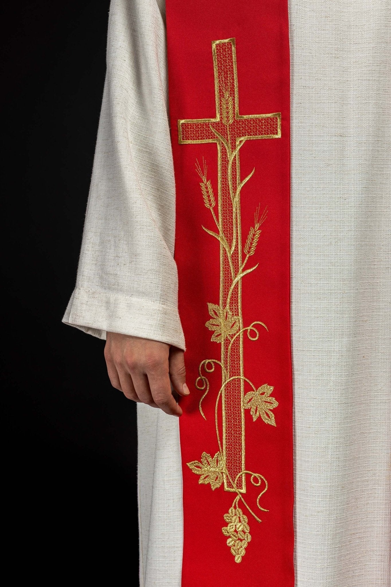 Estola roja con bordado Cruz