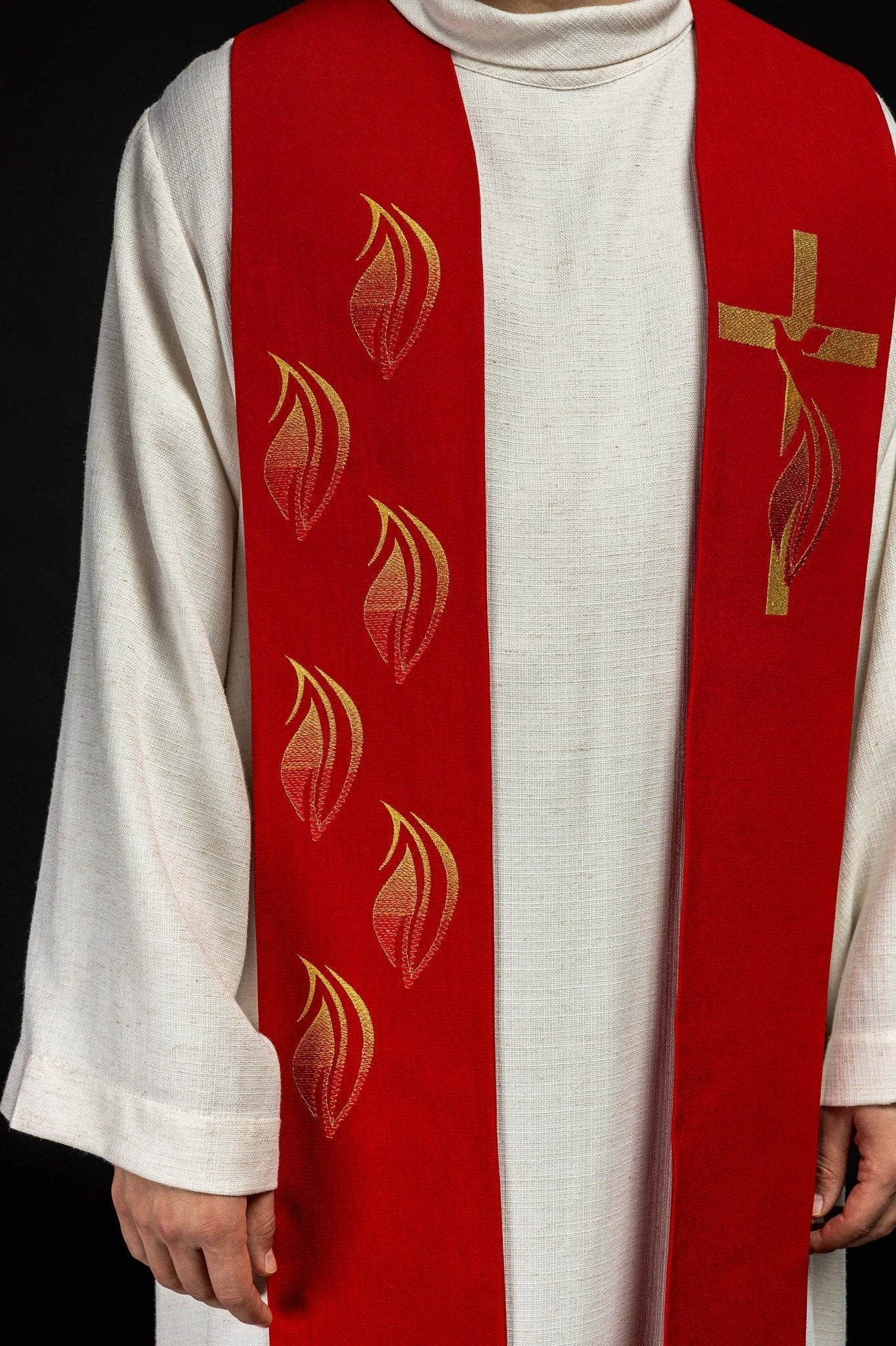 Estola roja con bordado Espíritu Santo, Cruz y Fuego