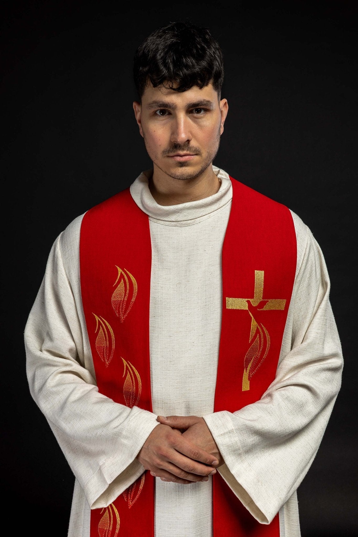 Estola roja con bordado Espíritu Santo, Cruz y Fuego