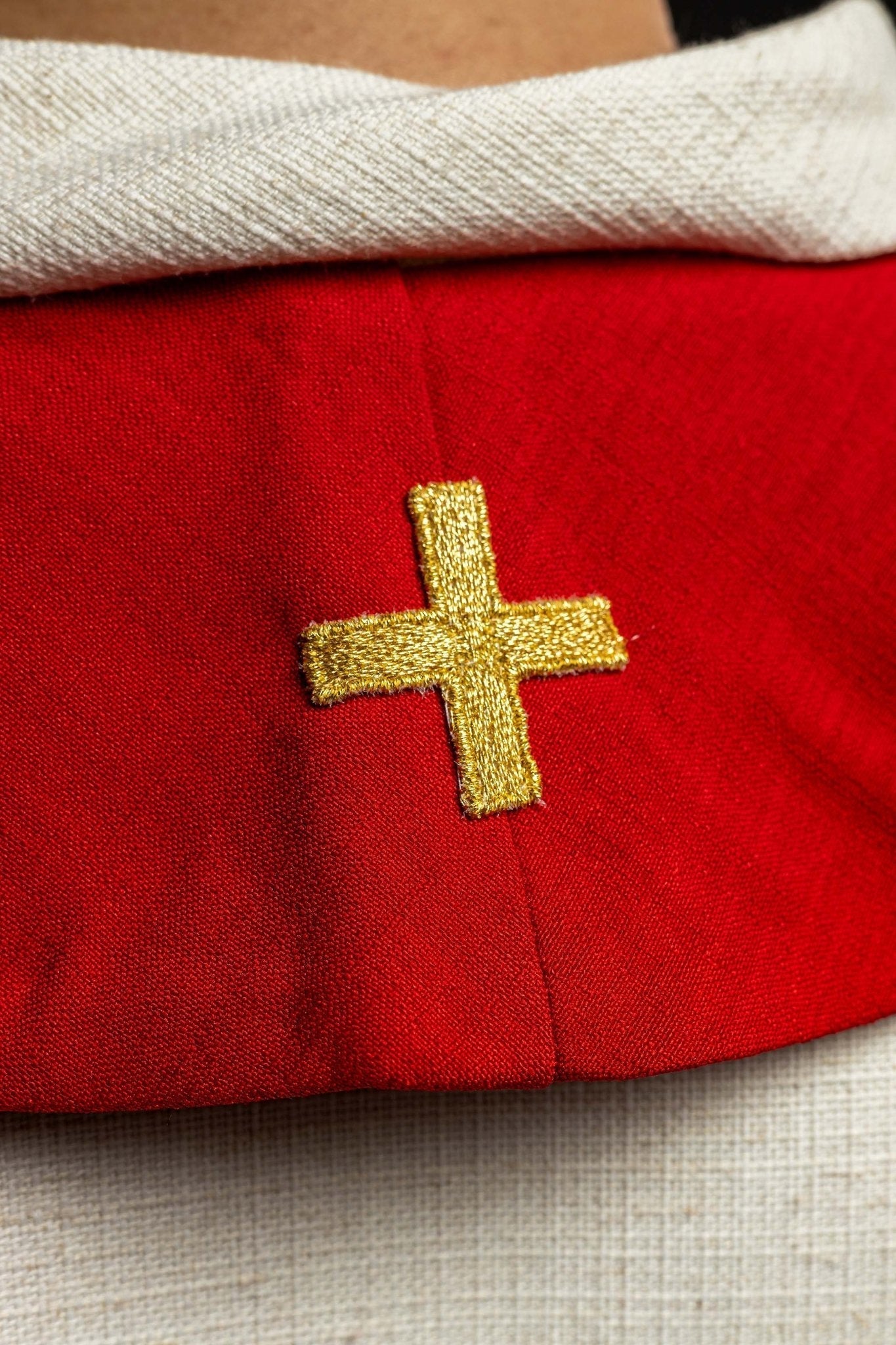 Estola roja con bordado Espíritu Santo, Cruz y Fuego
