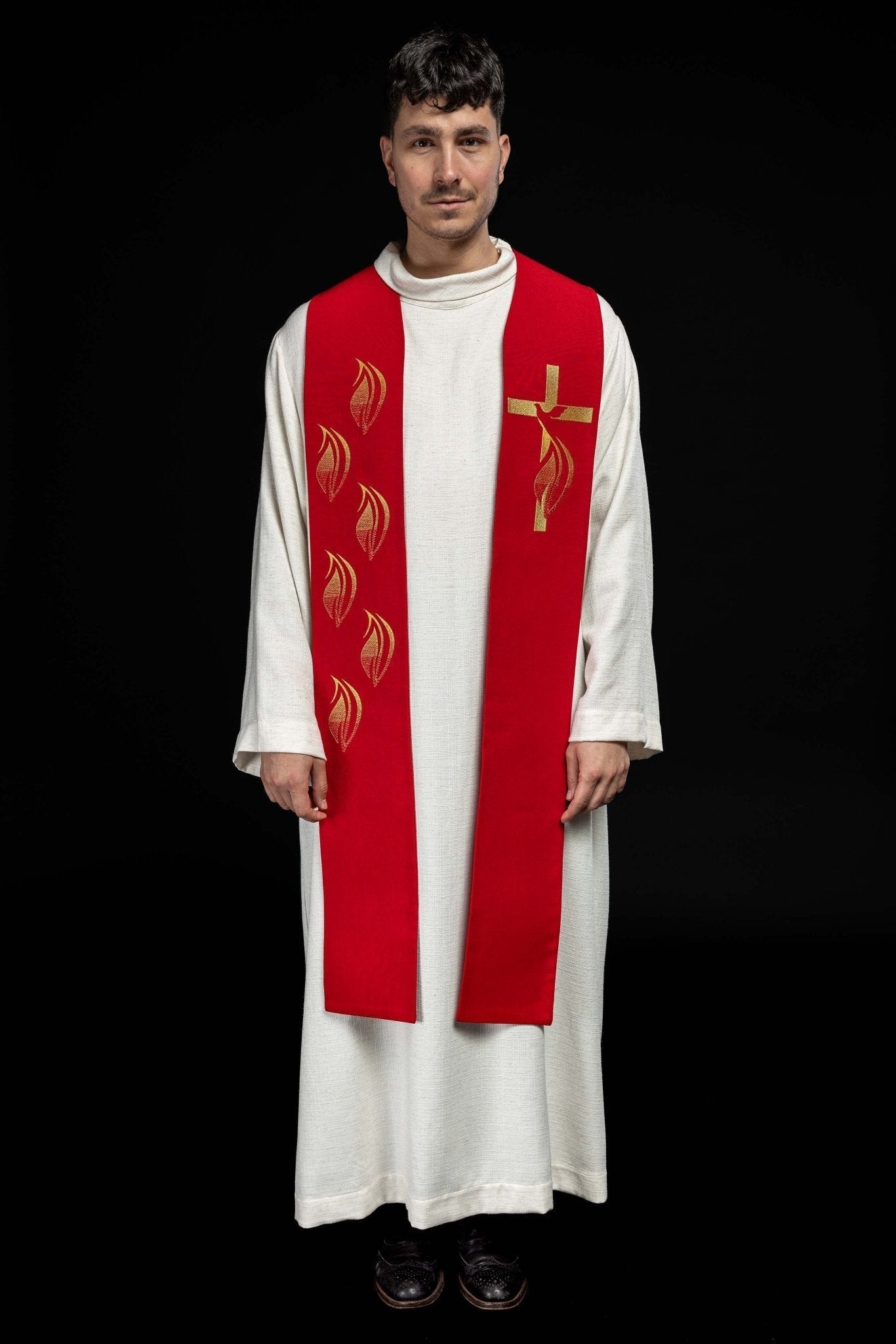 Estola roja con bordado Espíritu Santo, Cruz y Fuego