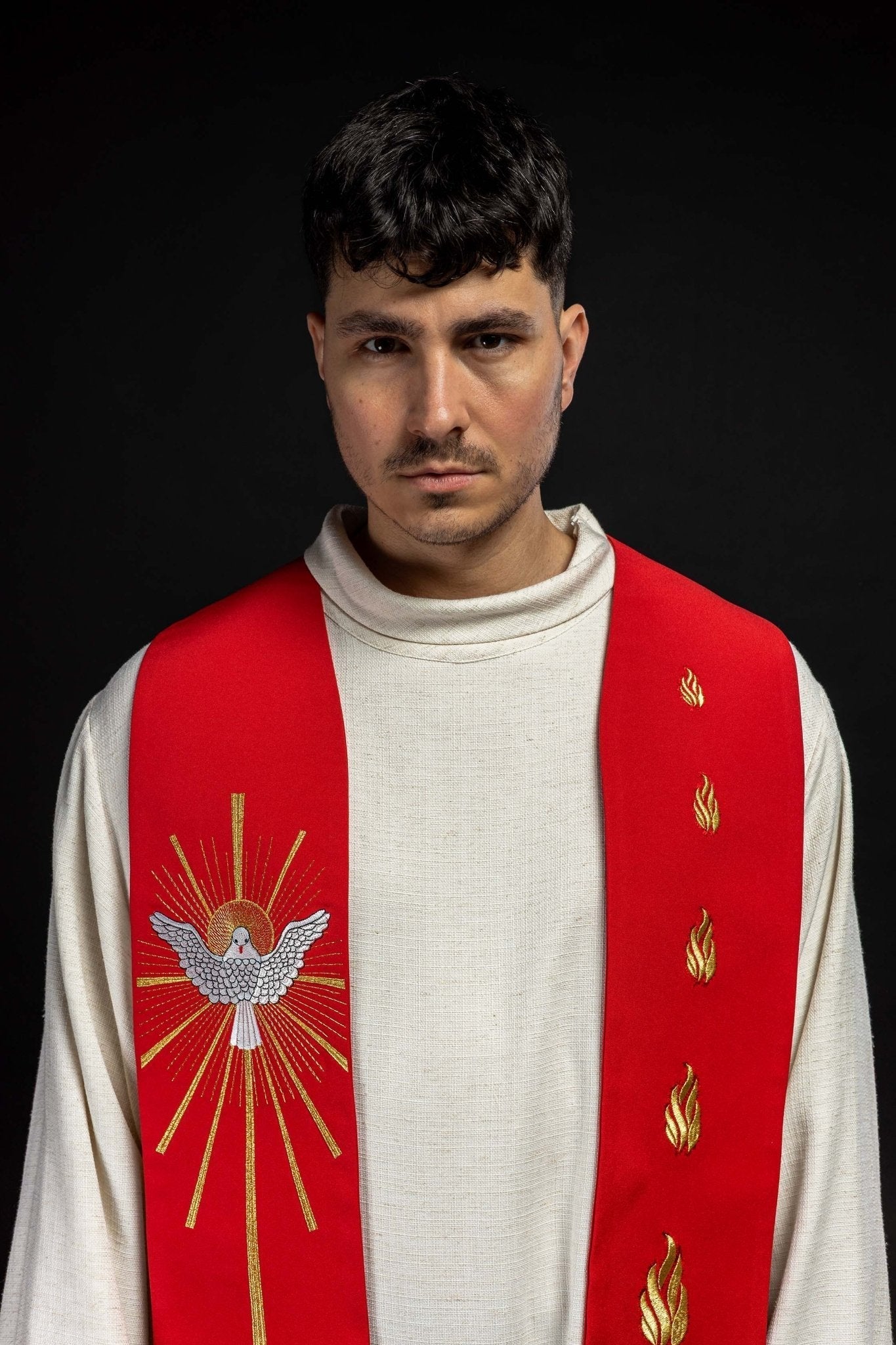 Estola roja con bordado Espíritu Santo y Fuego