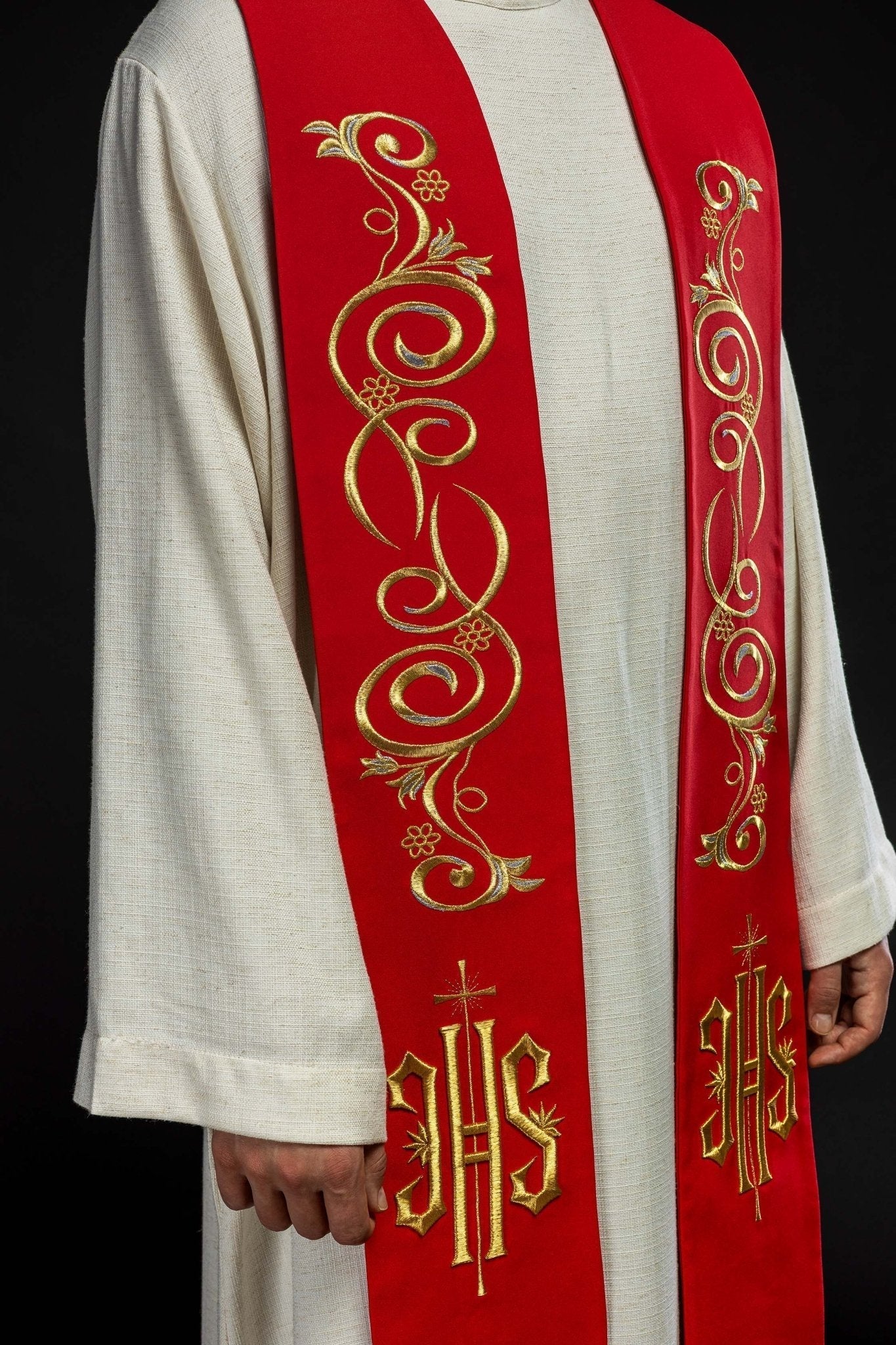 Estola roja con bordado IHS