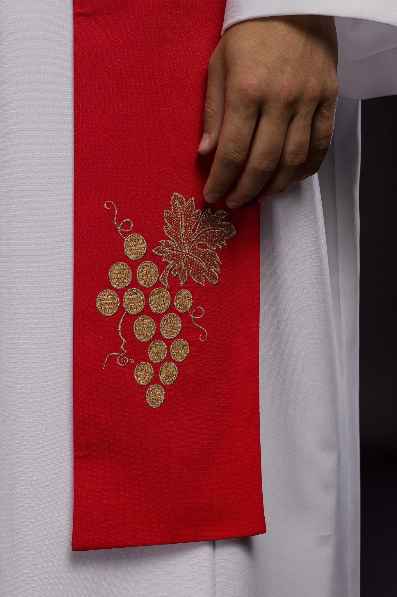 Estola roja con bordado IHS y Uvas