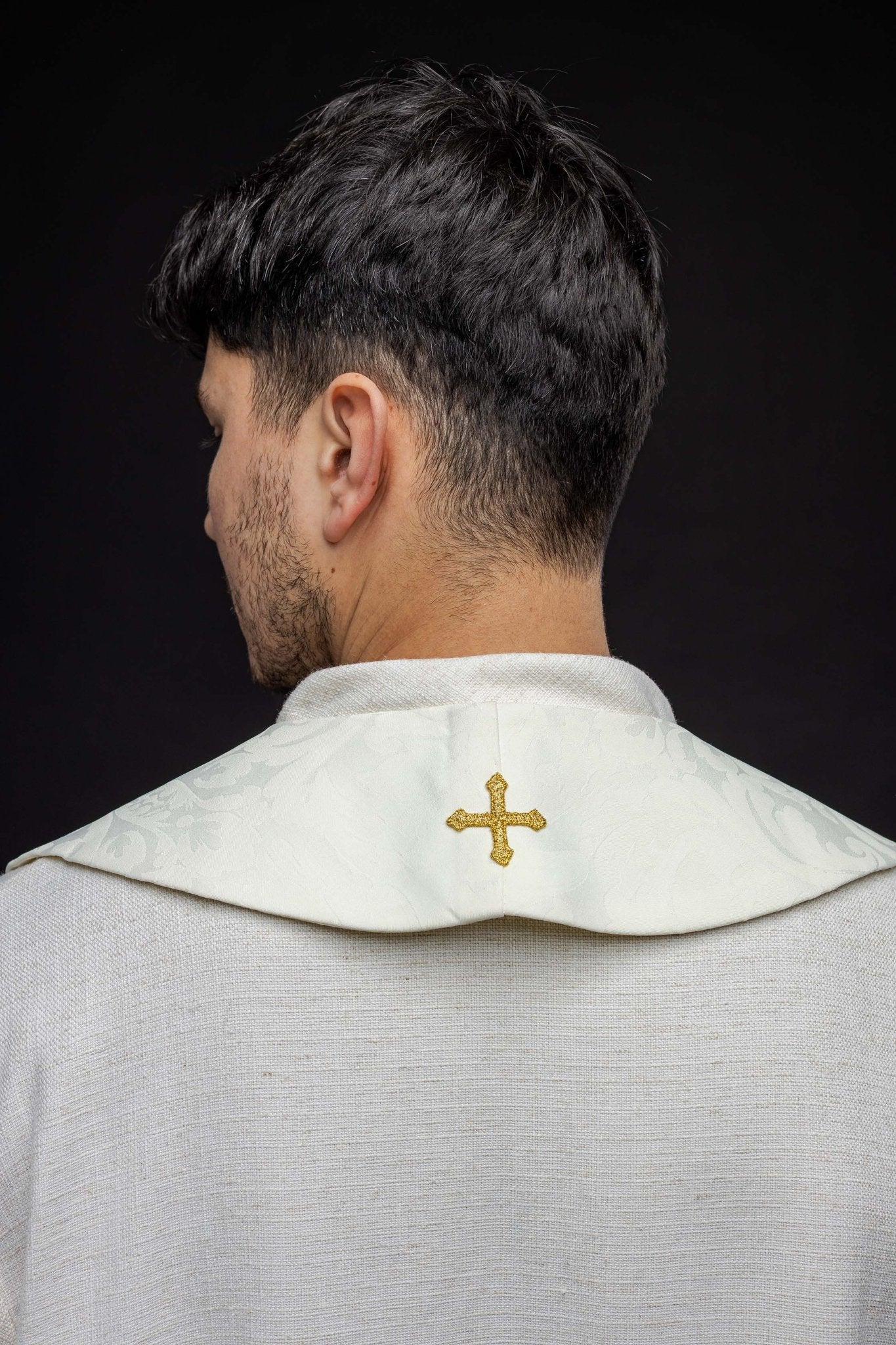Estola romana con bordado de cruces