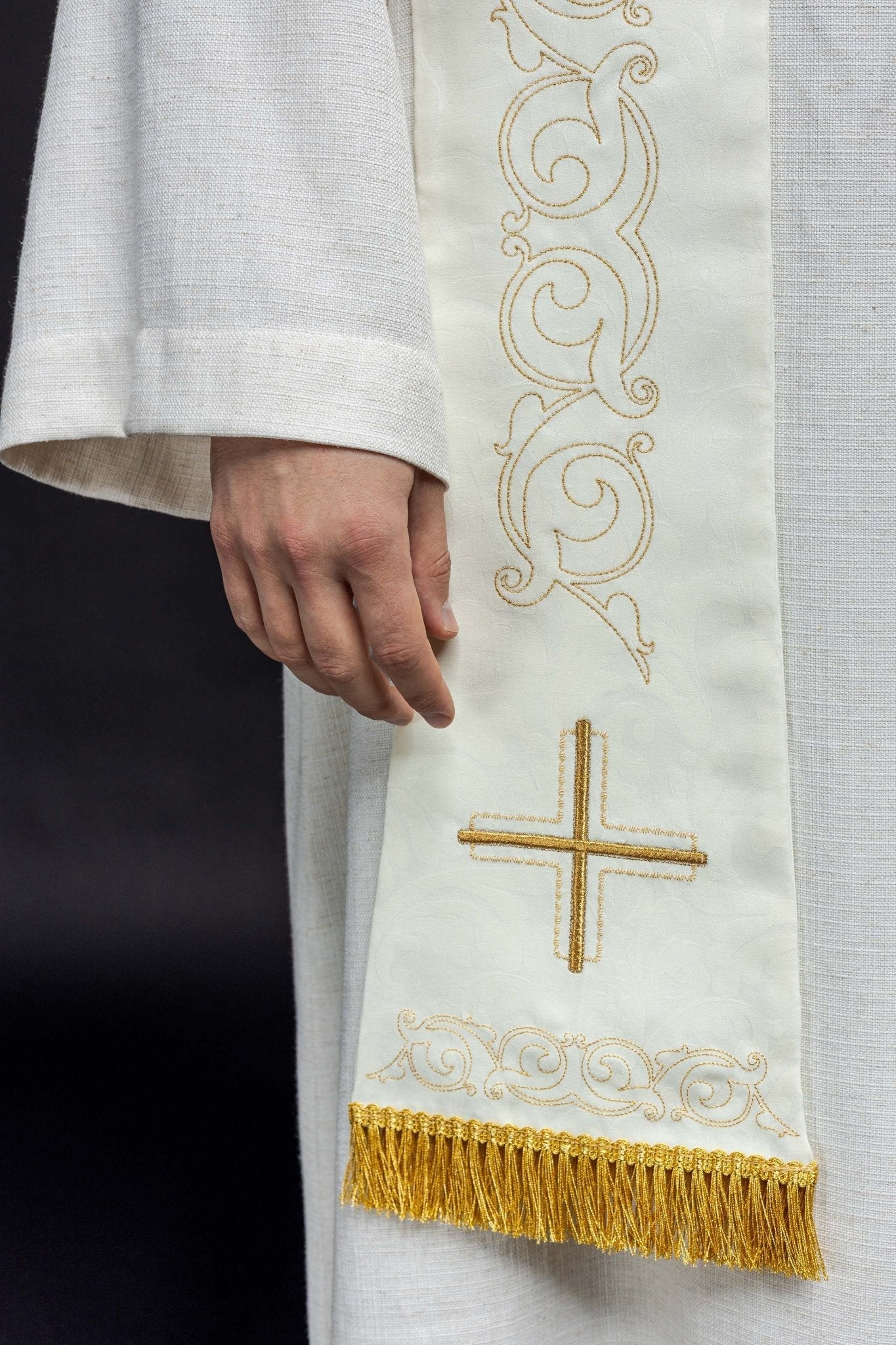 Estola romana con bordado de cruces