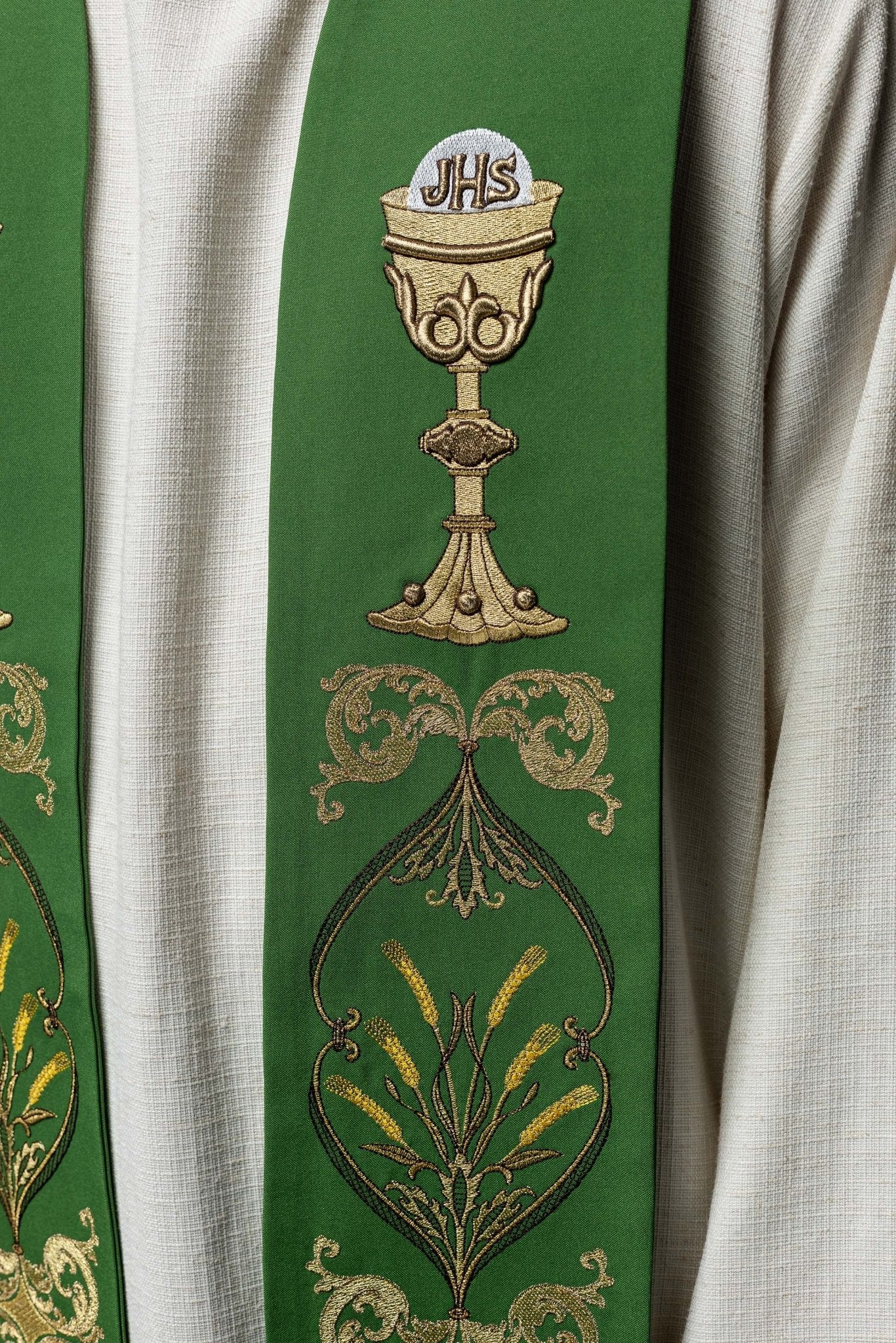 Estola verde con bordado Cáliz e IHS