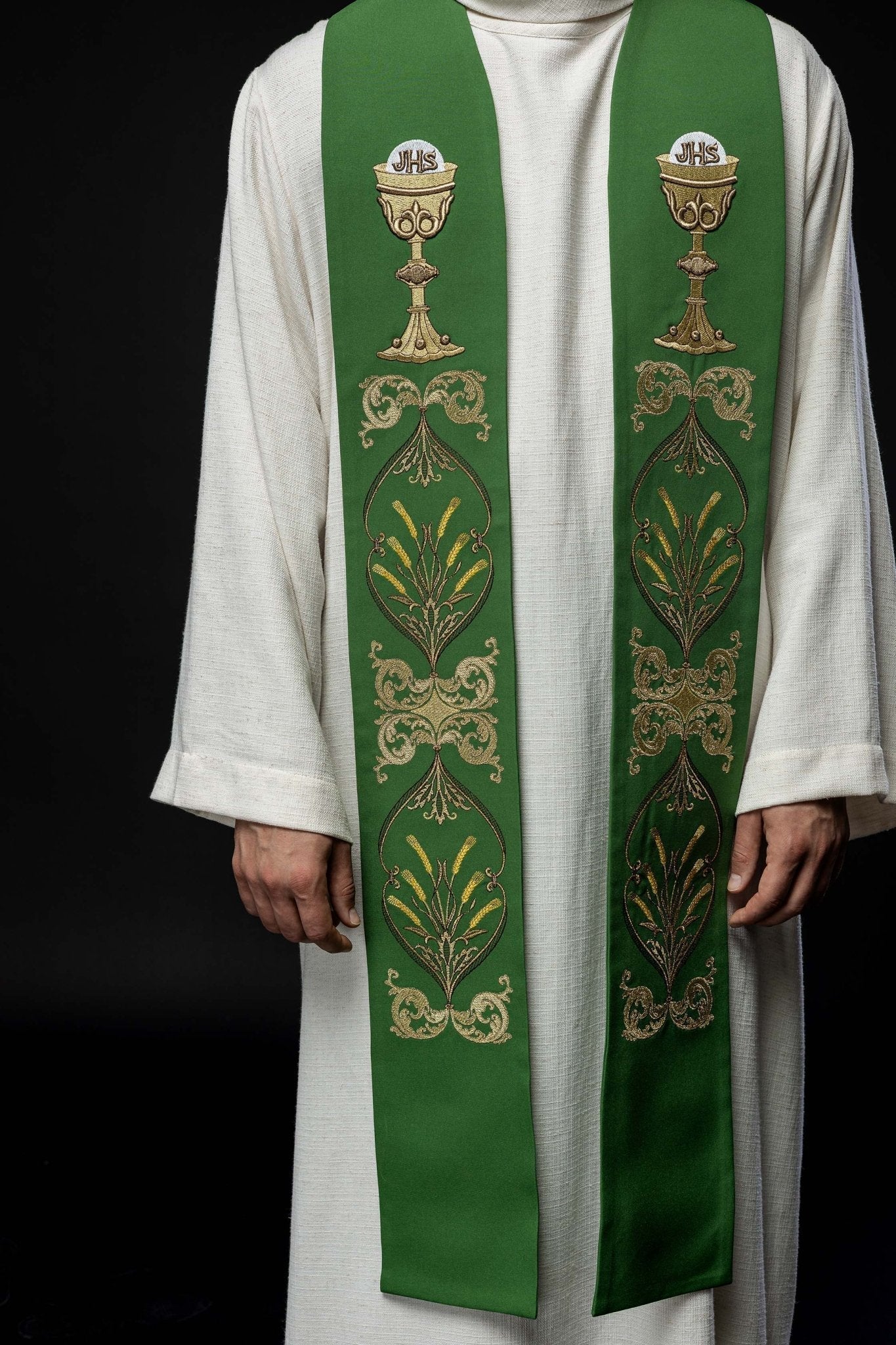 Estola verde con bordado Cáliz e IHS