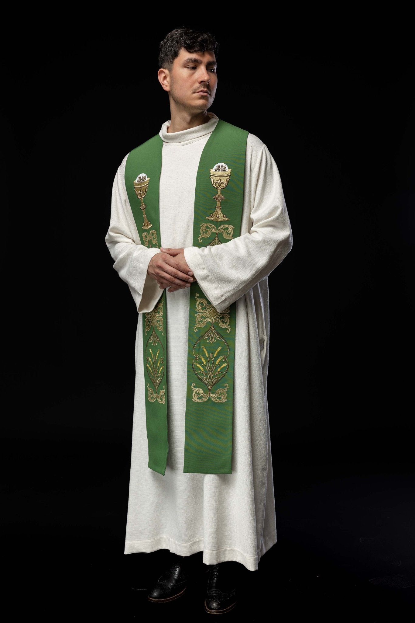 Estola verde con bordado Cáliz e IHS