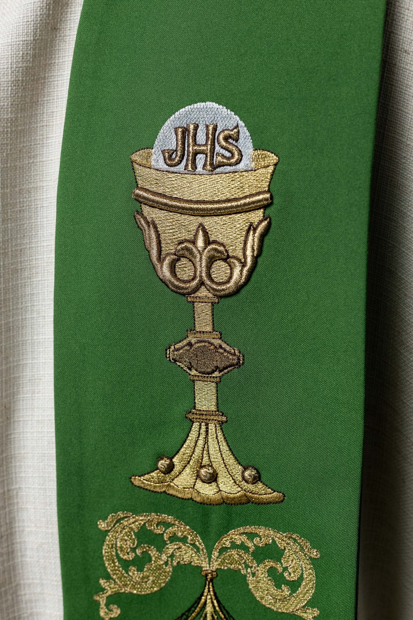Estola verde con bordado Cáliz e IHS