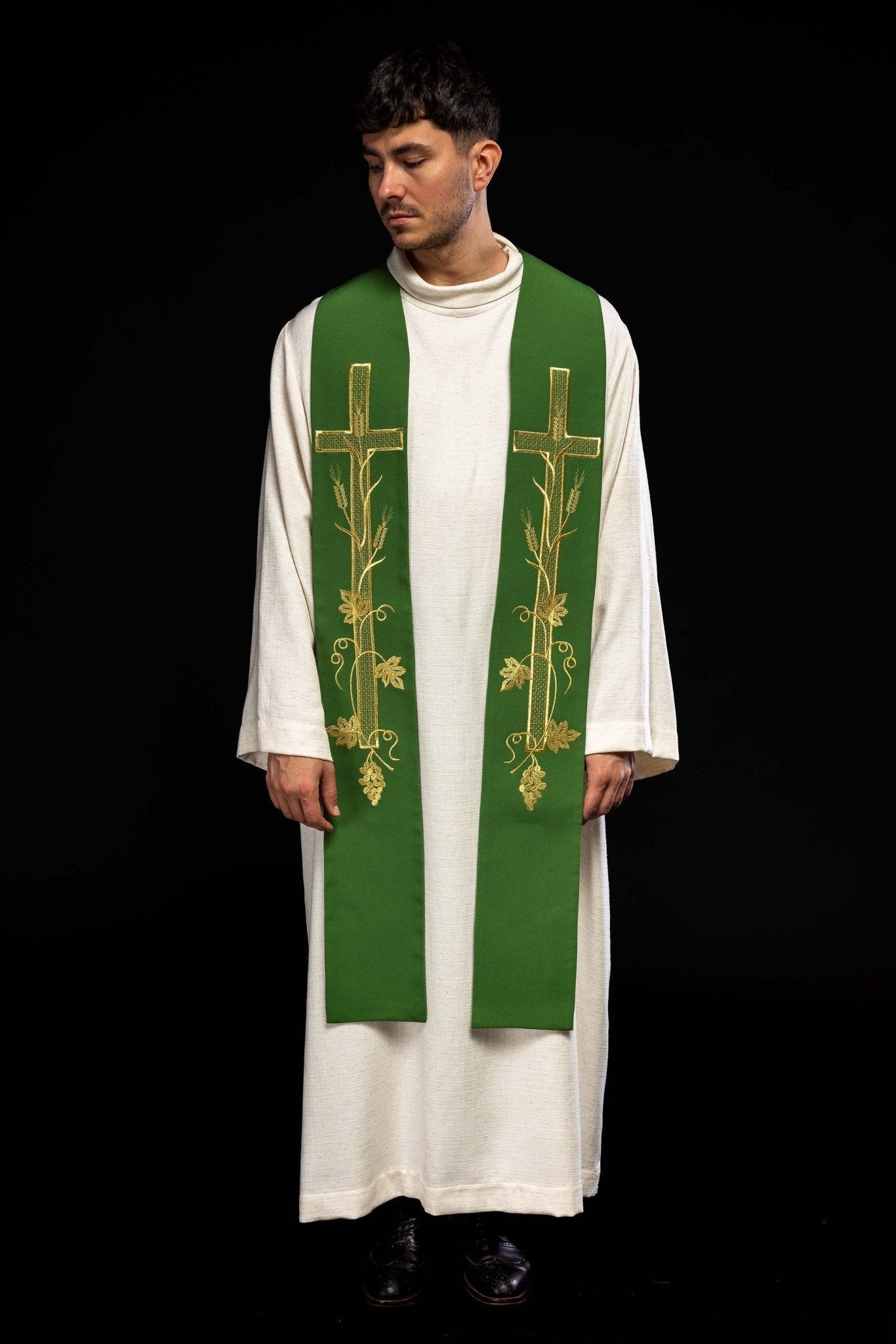 Estola verde con bordado Cruz