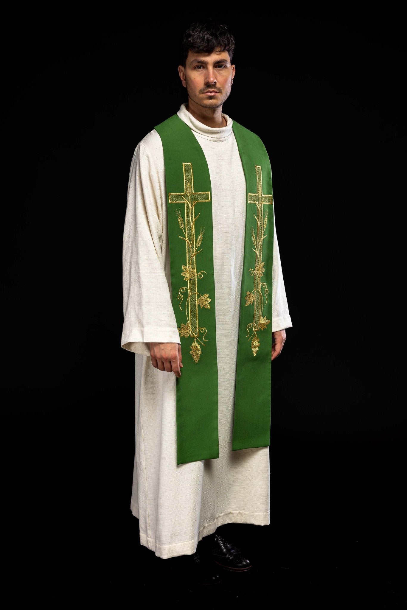 Estola verde con bordado Cruz