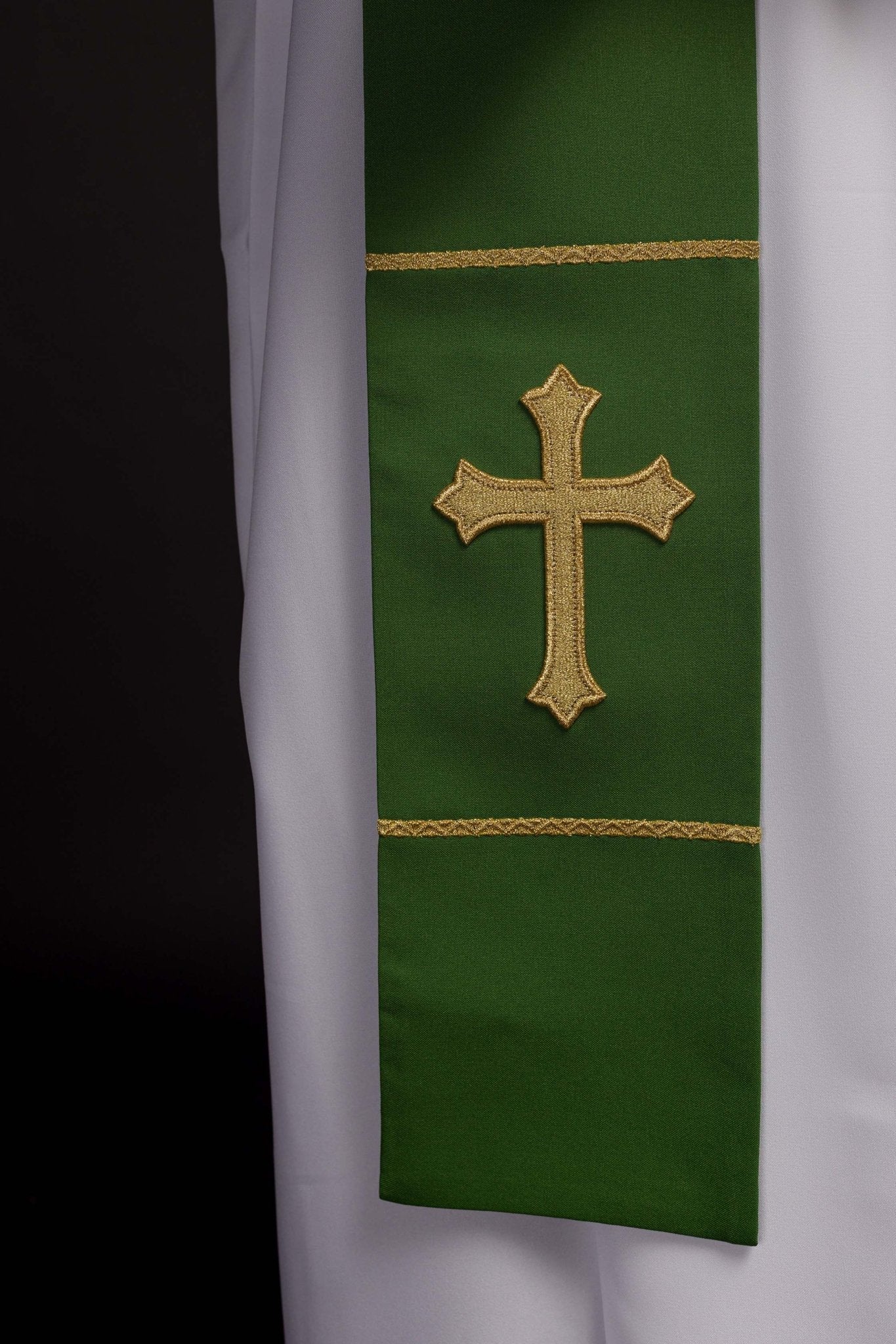 Estola verde con bordado Cruz
