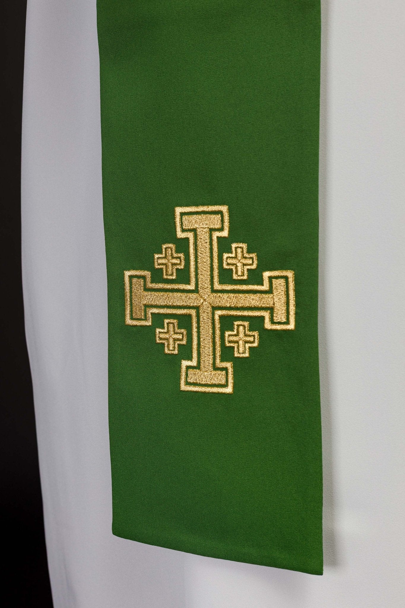 Estola verde con bordado Cruz de Jerusalén