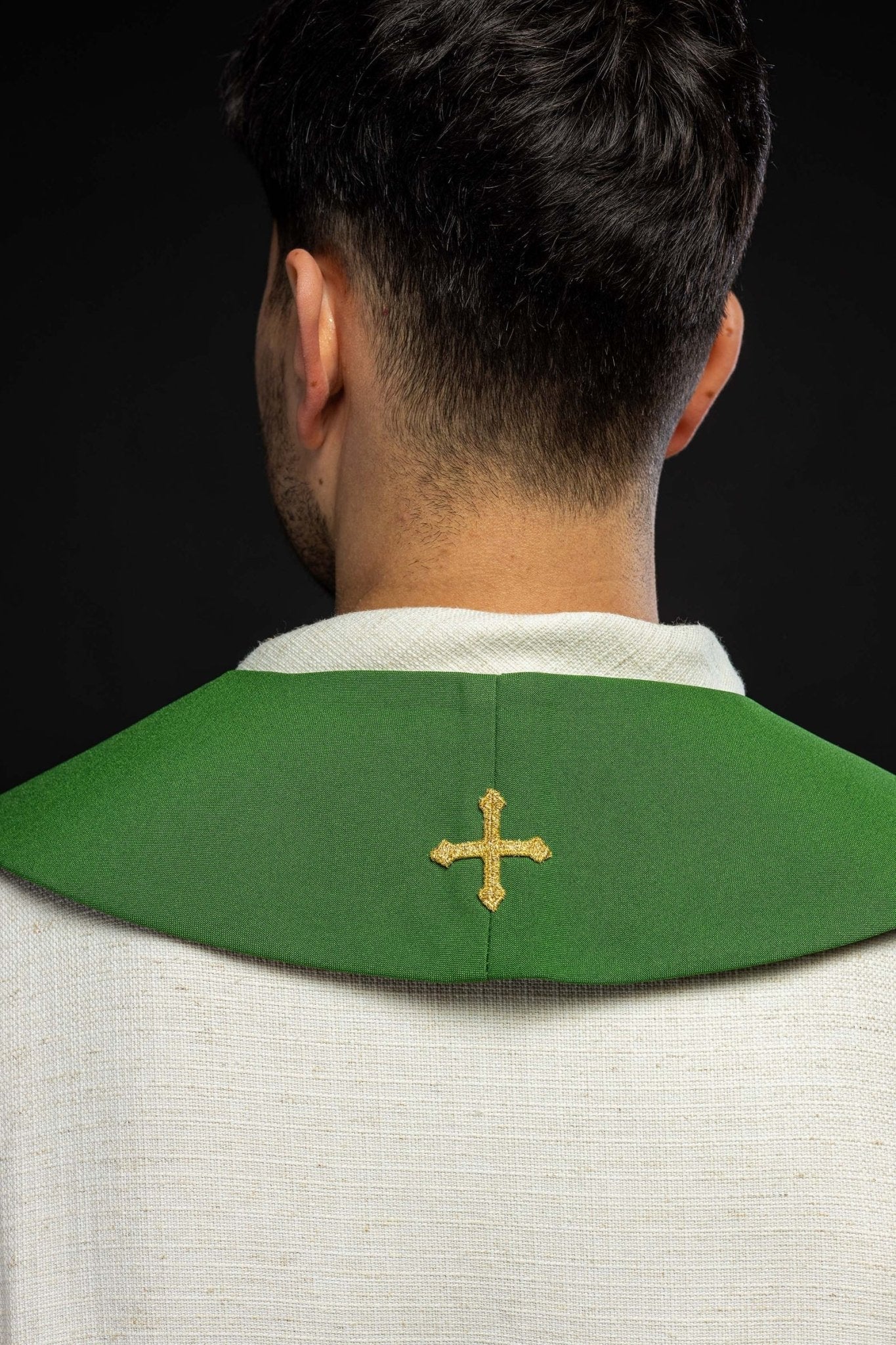 Estola verde con bordado Cruz e IHS