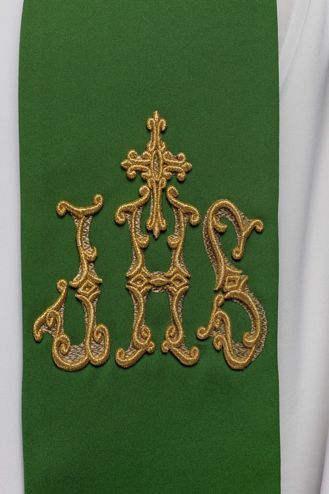Estola verde con bordado Cruz e IHS