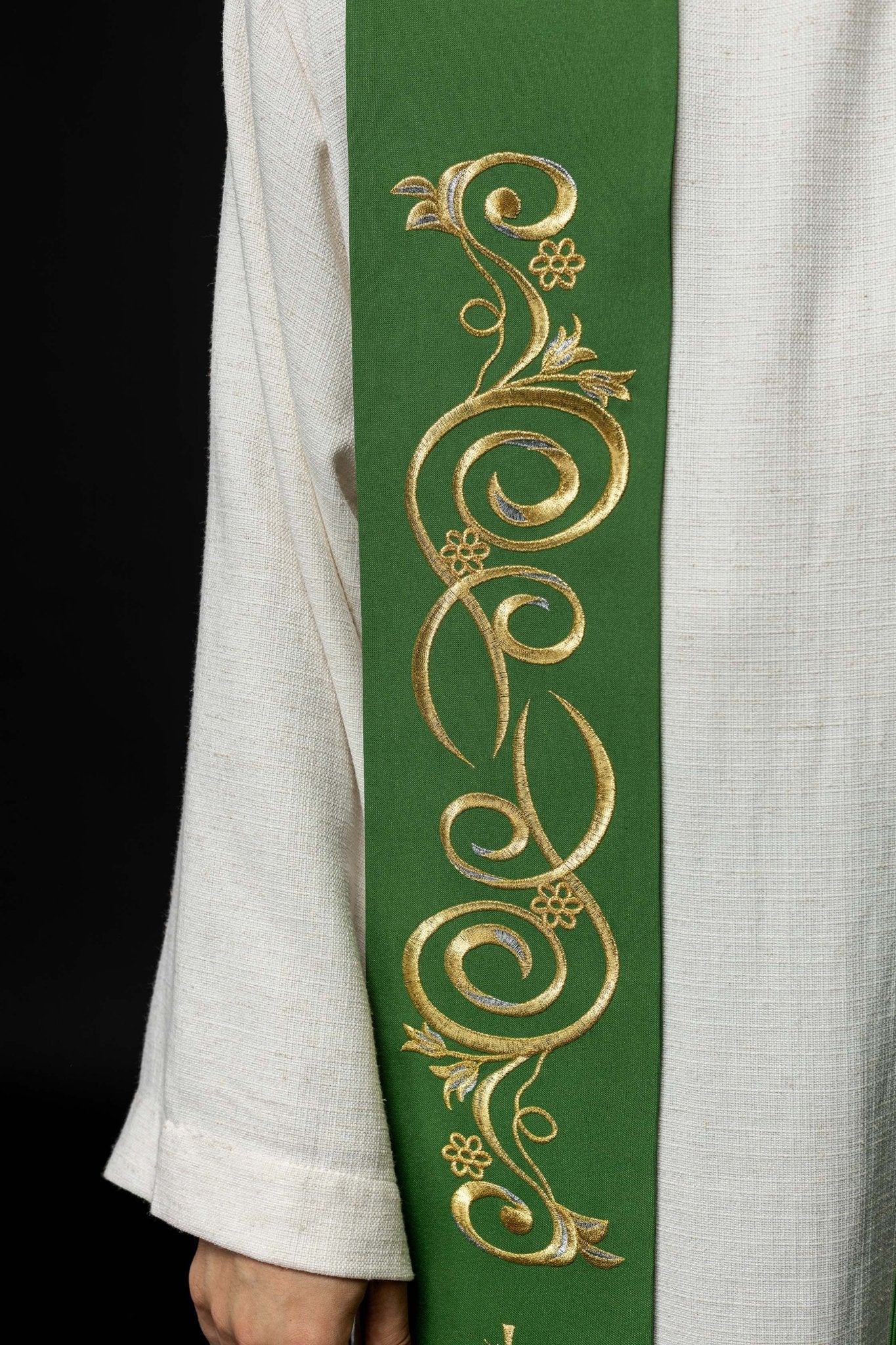Estola verde con bordado IHS
