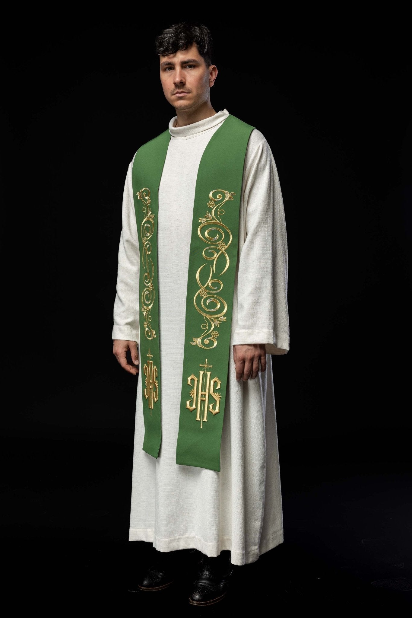 Estola verde con bordado IHS