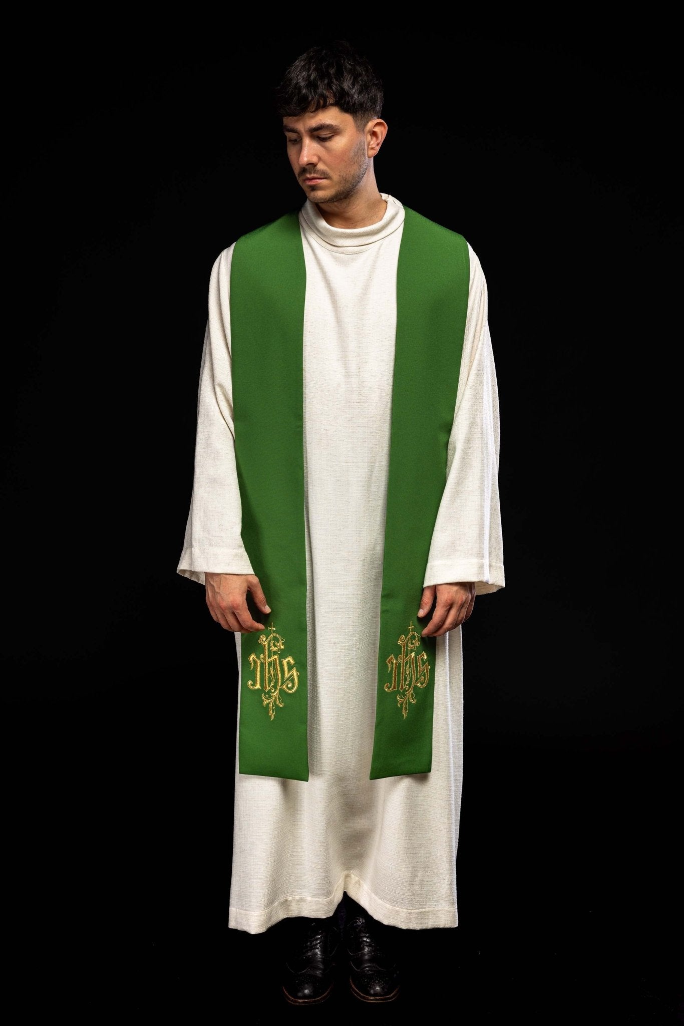 Estola verde con bordado IHS