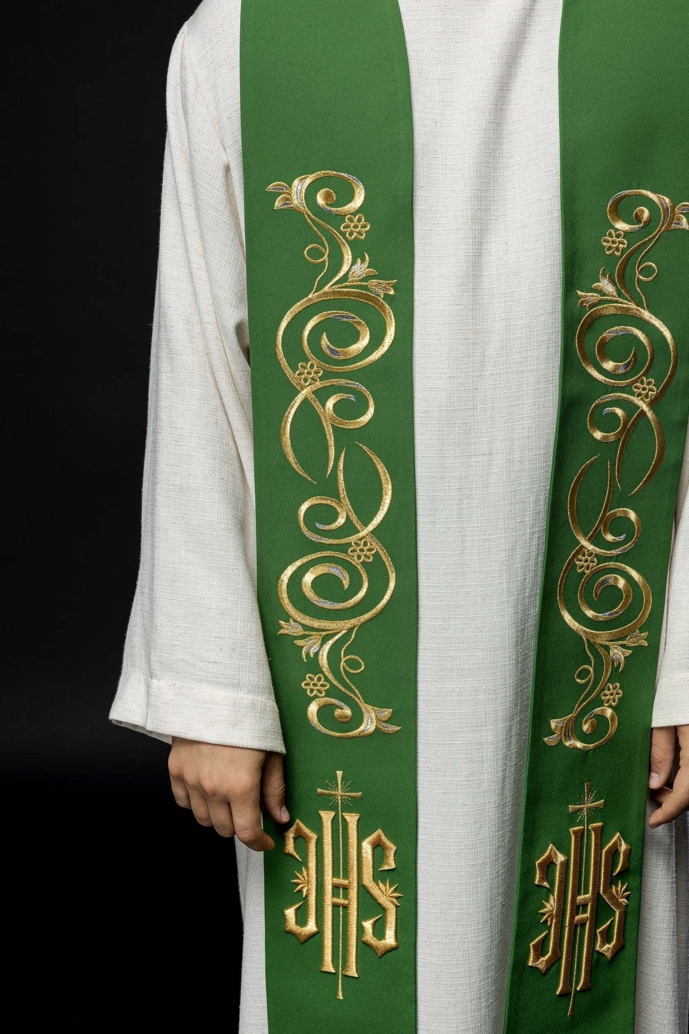 Estola verde con bordado IHS