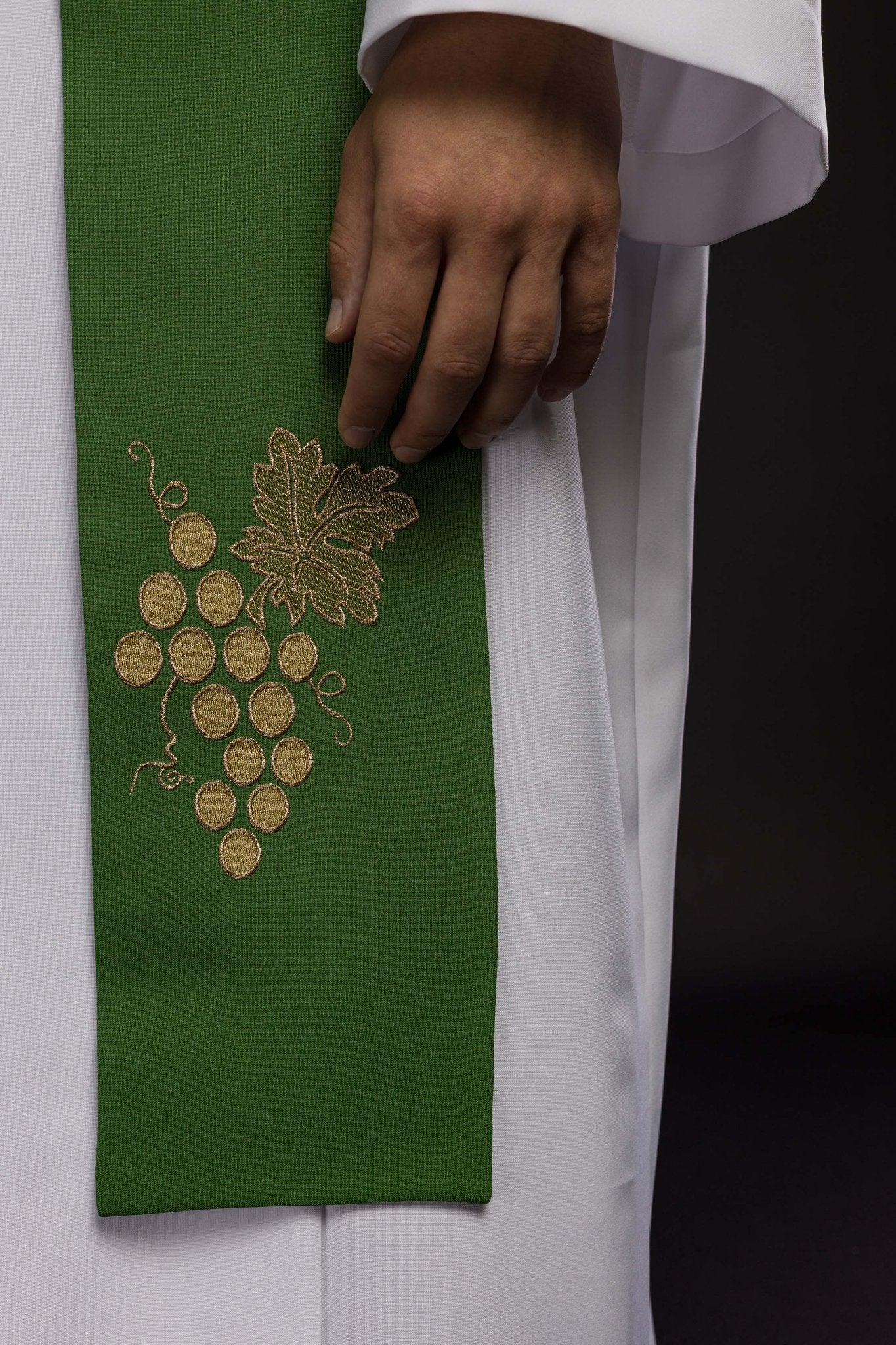 Estola verde con bordado IHS y Uvas