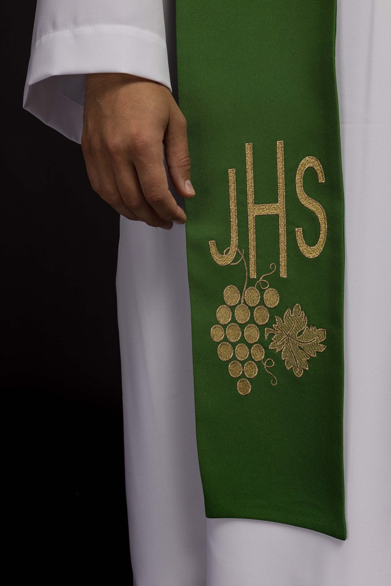 Estola verde con bordado IHS y Uvas