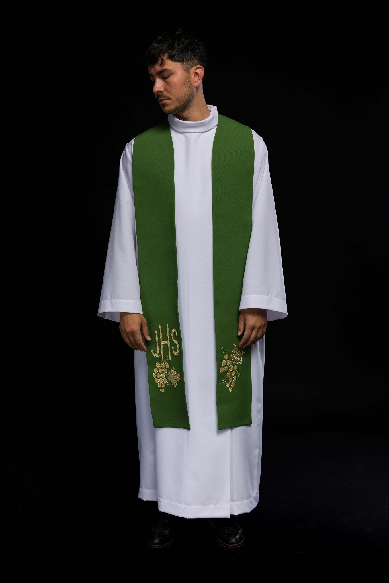 Estola verde con bordado IHS y Uvas