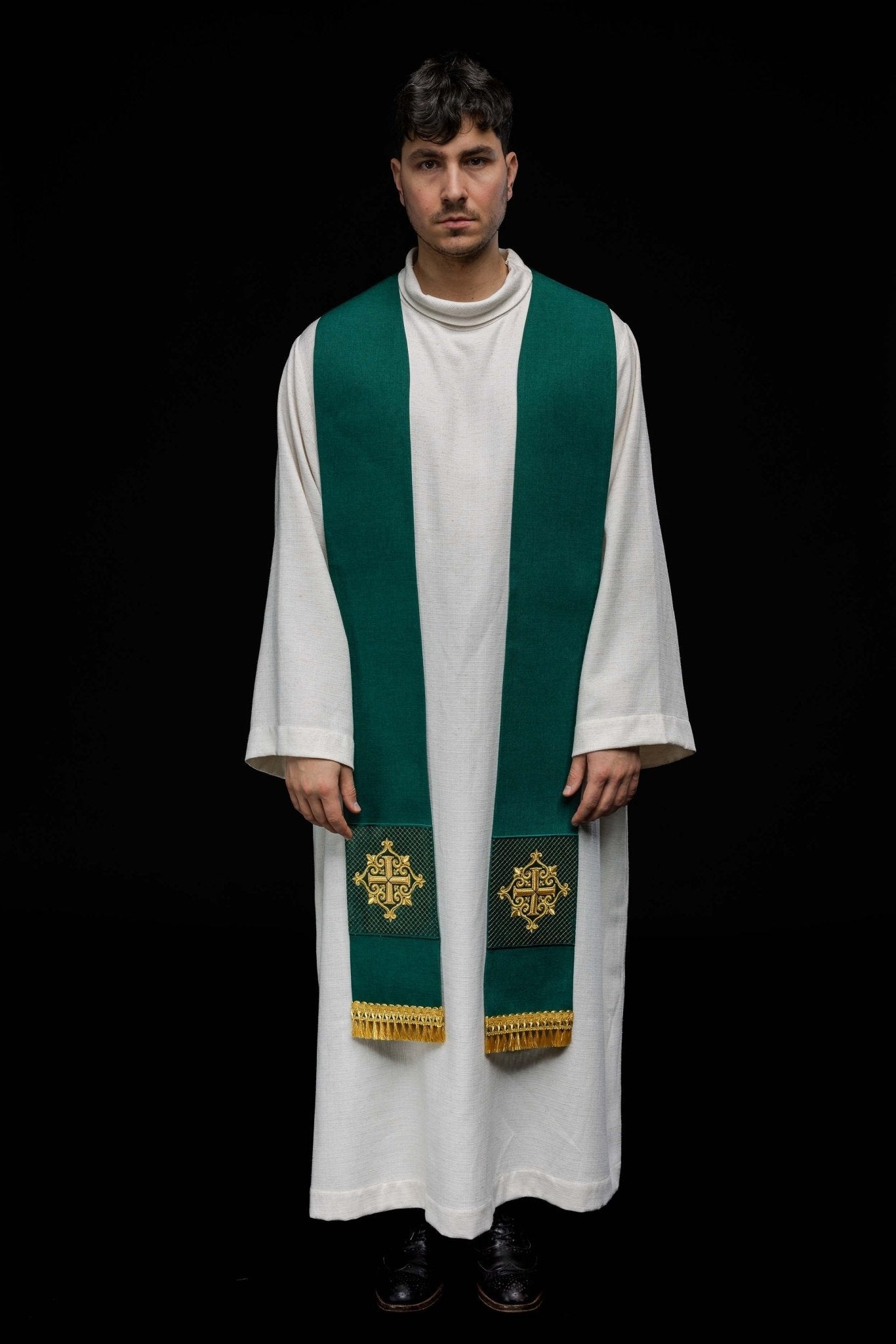 Estola bordada con símbolo de cruz de terciopelo verde