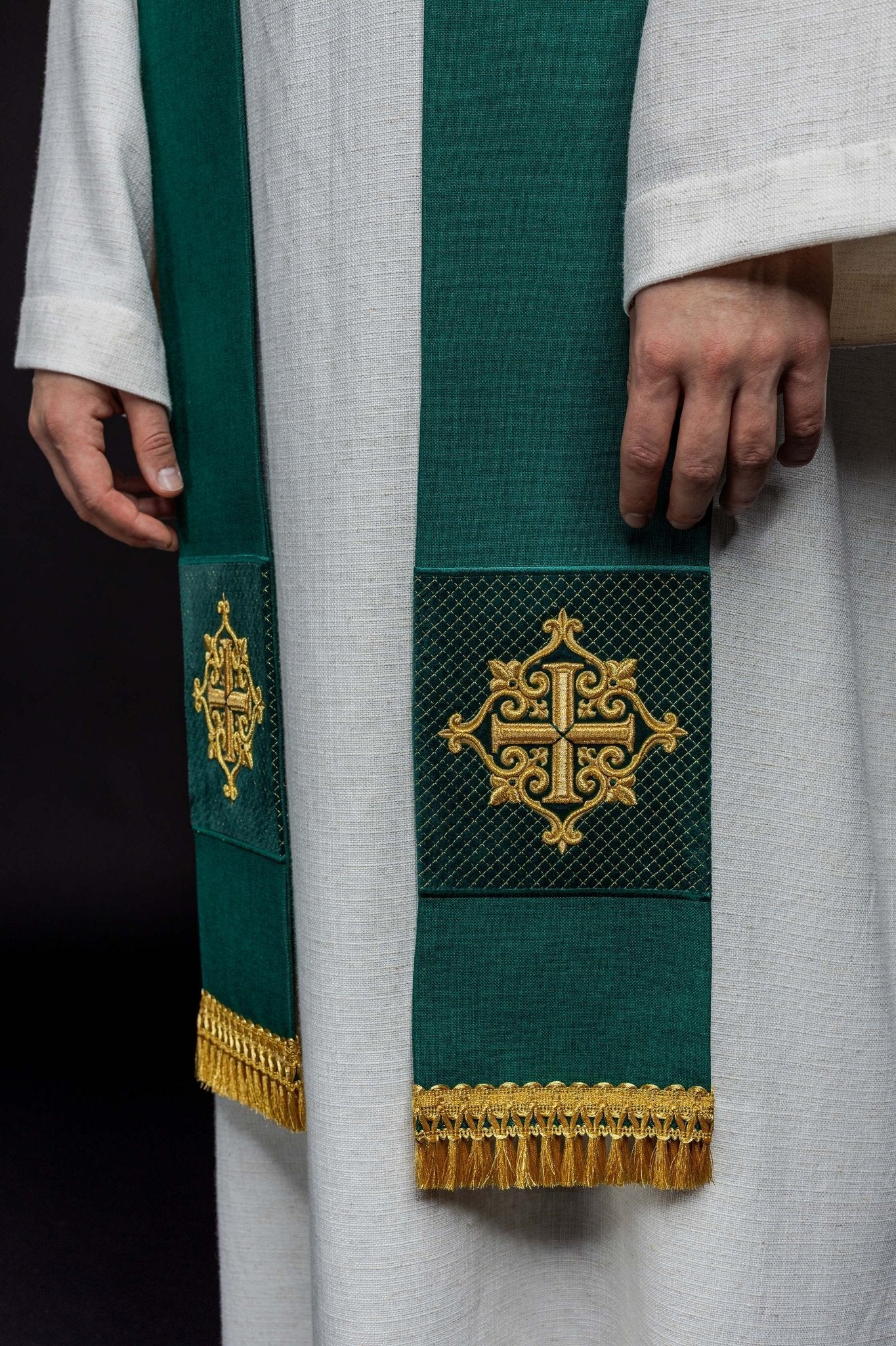 Estola bordada con símbolo de cruz de terciopelo verde