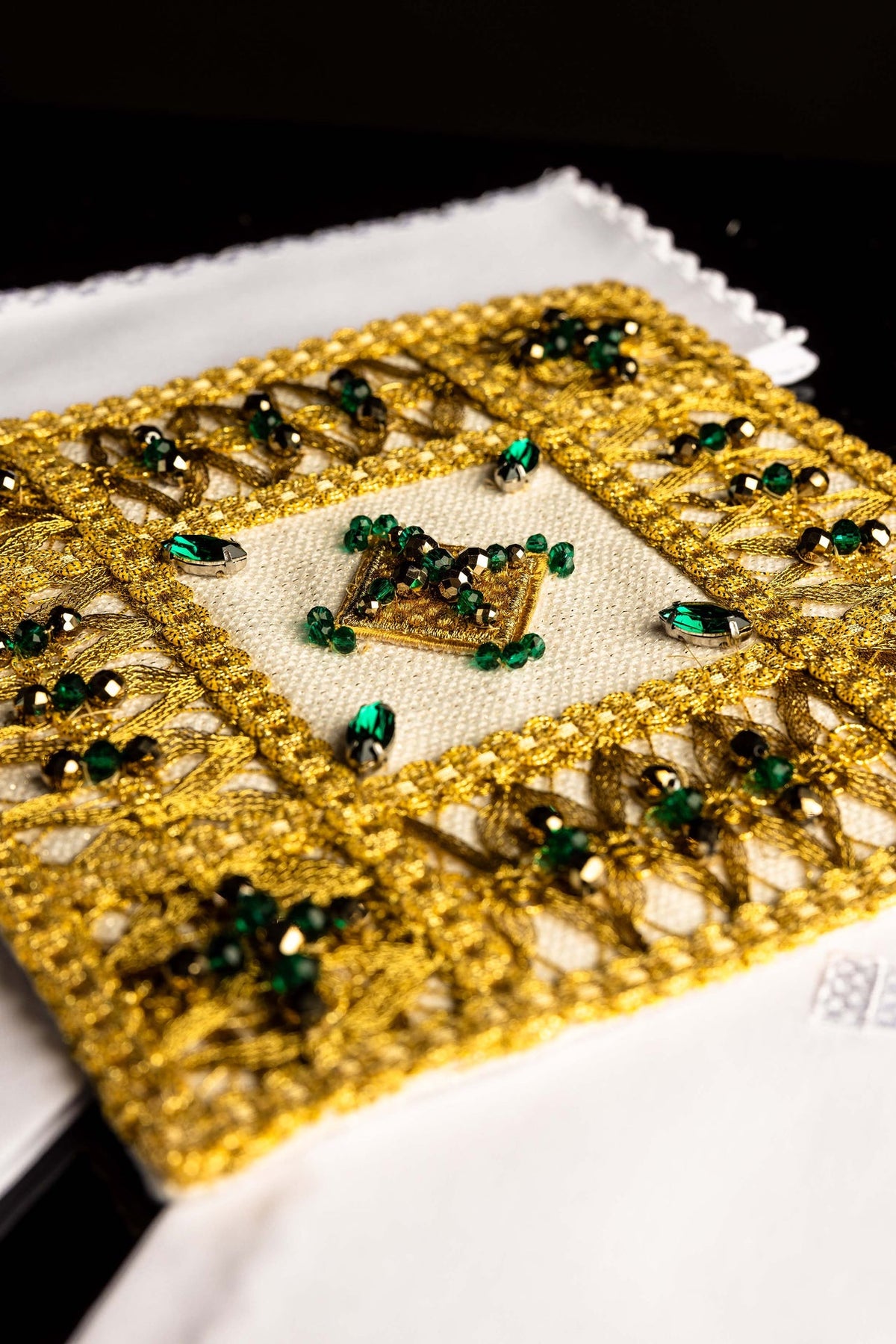 Juego de altar con detalle central de bordado dorado y piedras verdes