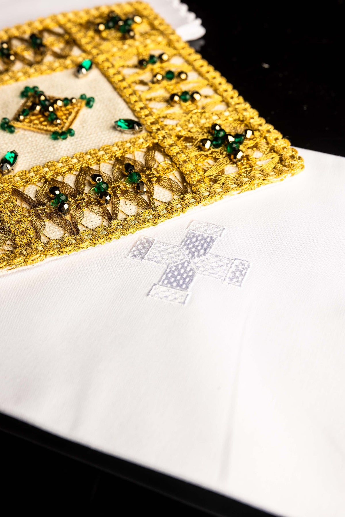 Juego de altar con bordado dorado calado y piedras verdes