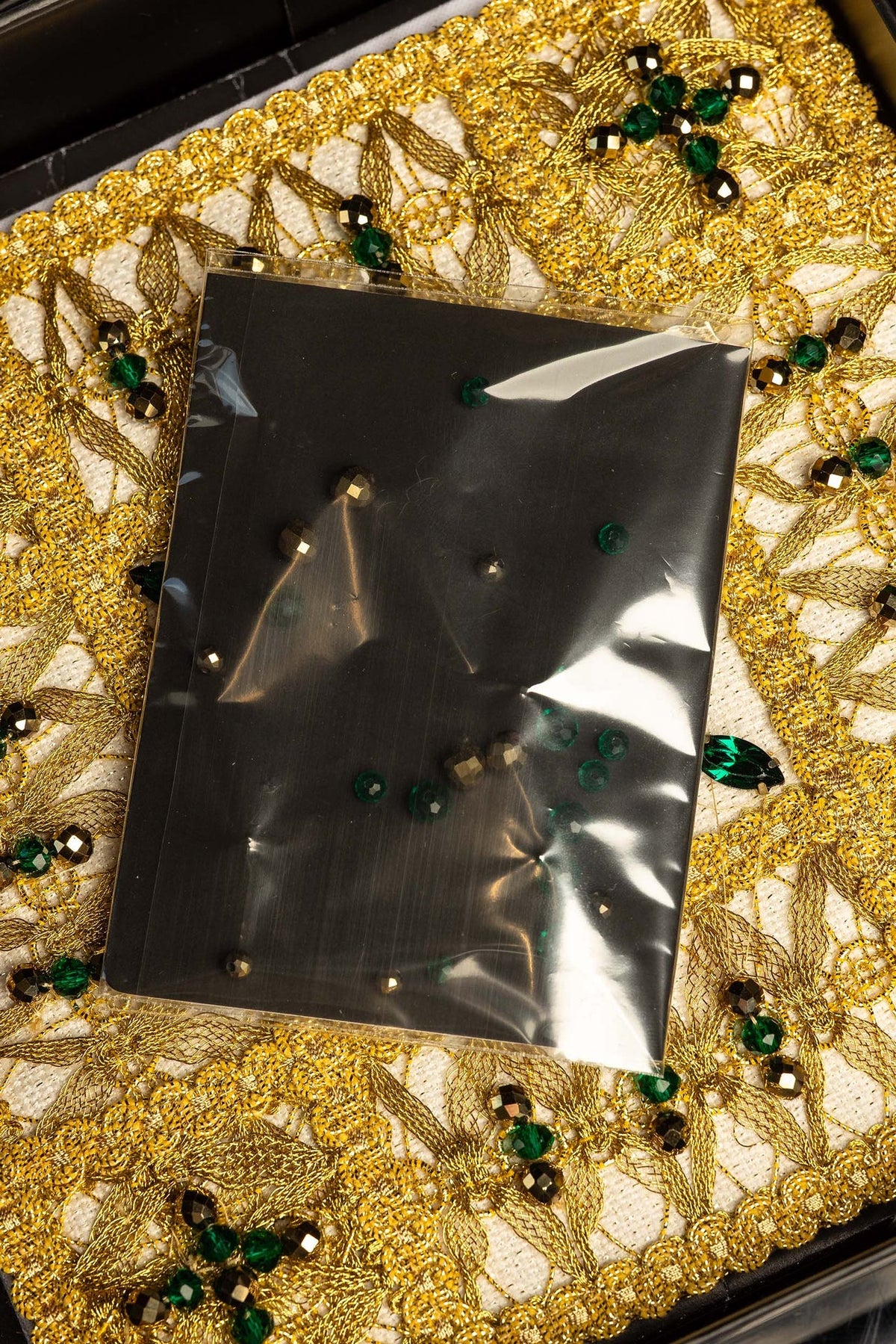 Juego de altar en estuche con piezas de piedras verdes y doradas
