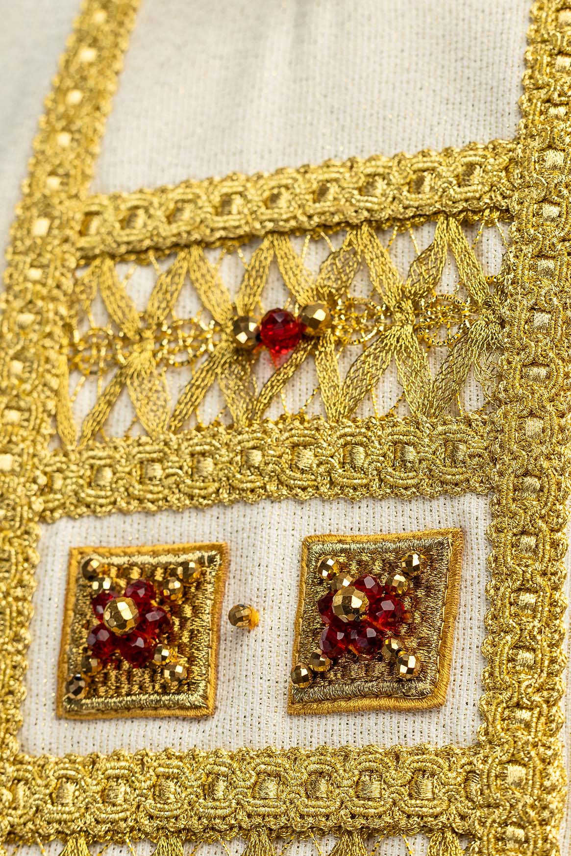 Casulla Handmade 7005 detalle del bordado central con encaje dorado y piedra roja