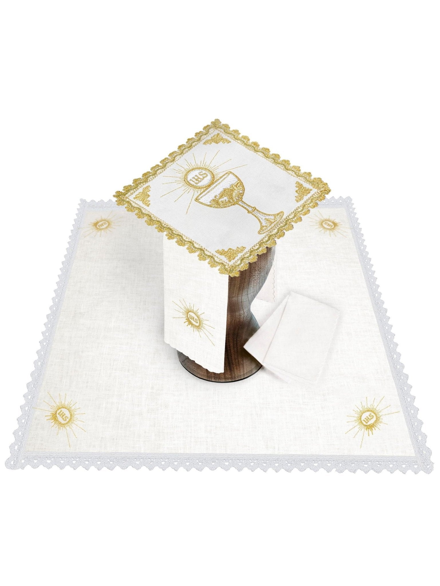 Juego de altar con cáliz dorado