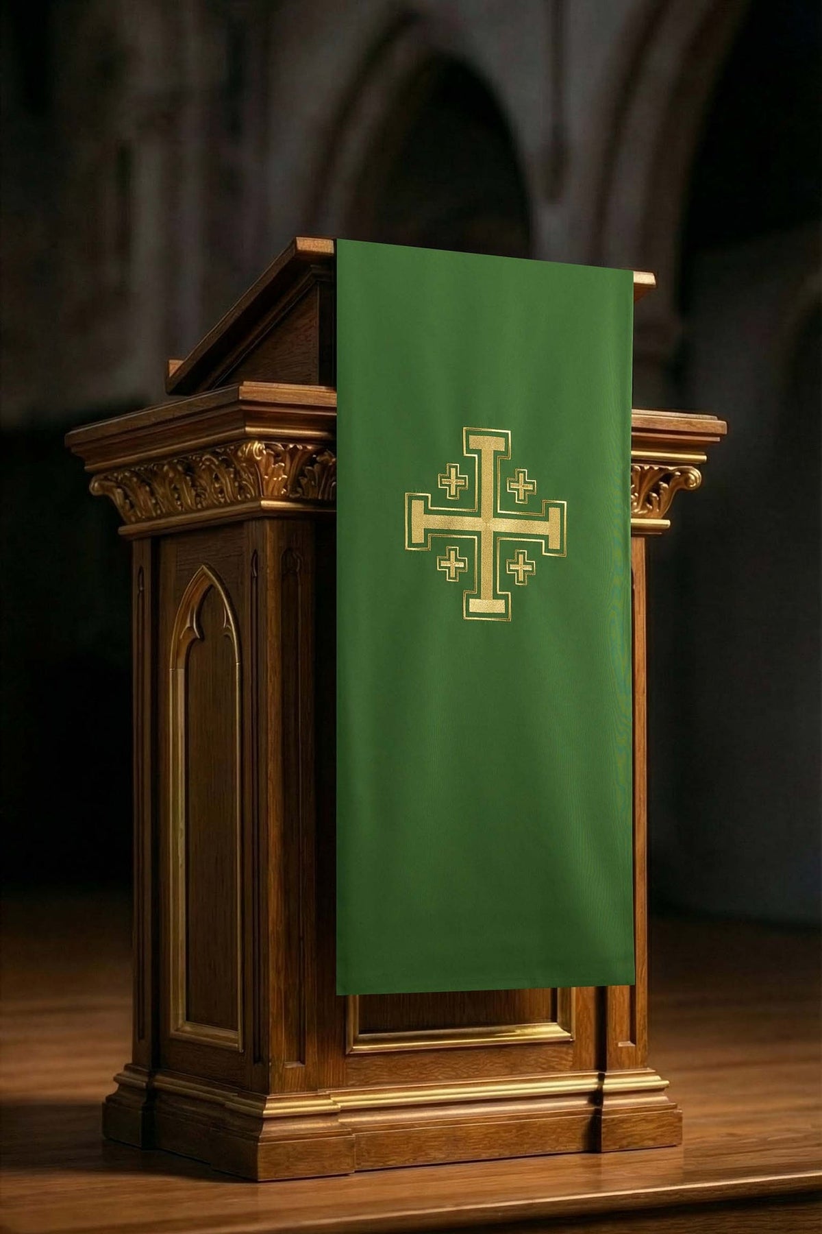 Cubre ambón verde con bordado de la Cruz de Jerusalén, vista frontal completa