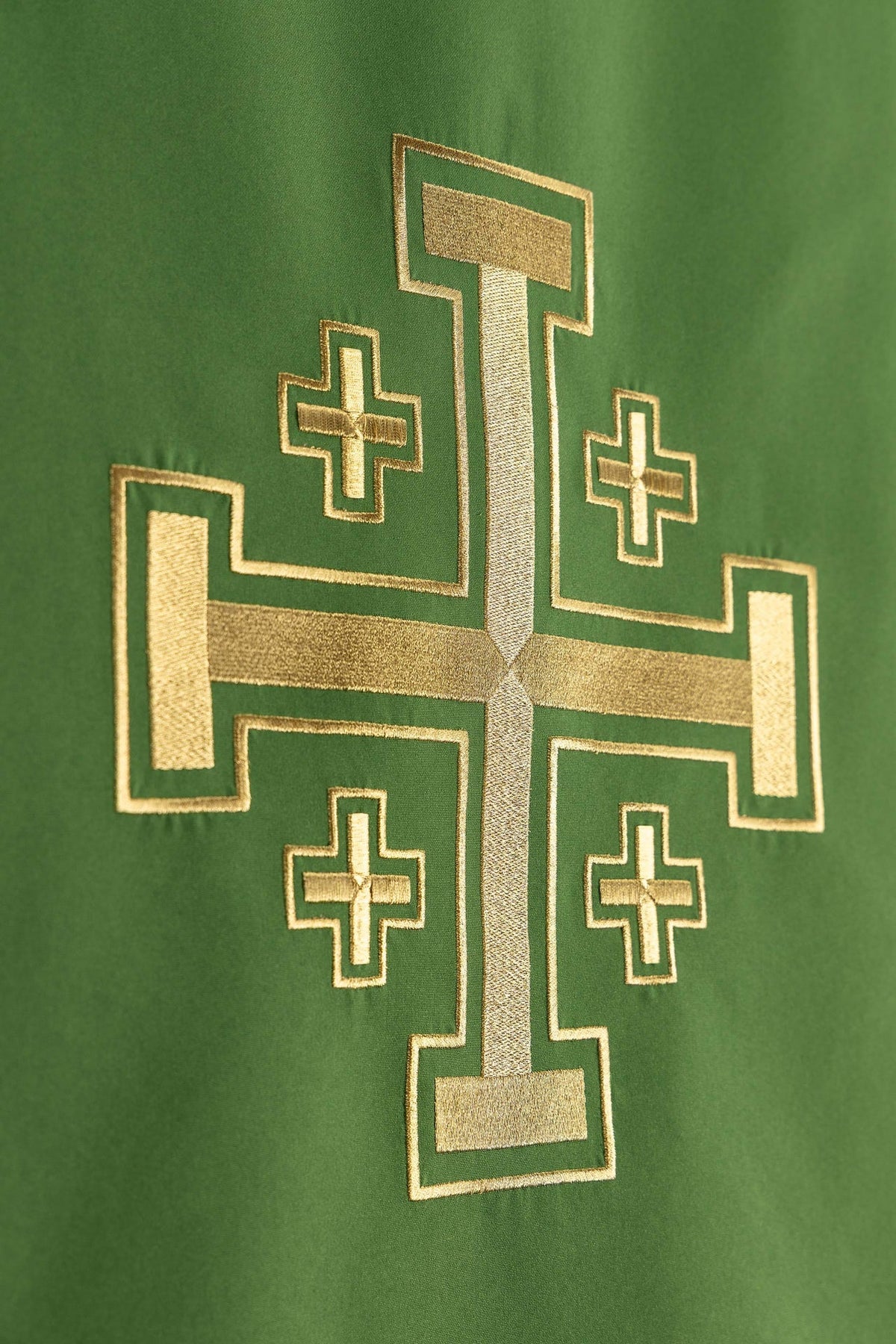 Cubre ambón verde, primer plano del bordado de la Cruz de Jerusalén