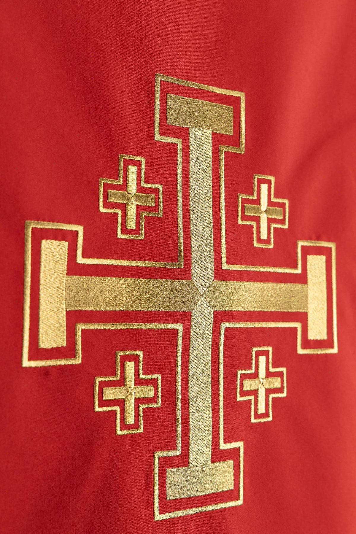 Cubre ambón rojo, primer plano del bordado dorado de la Cruz de Jerusalén