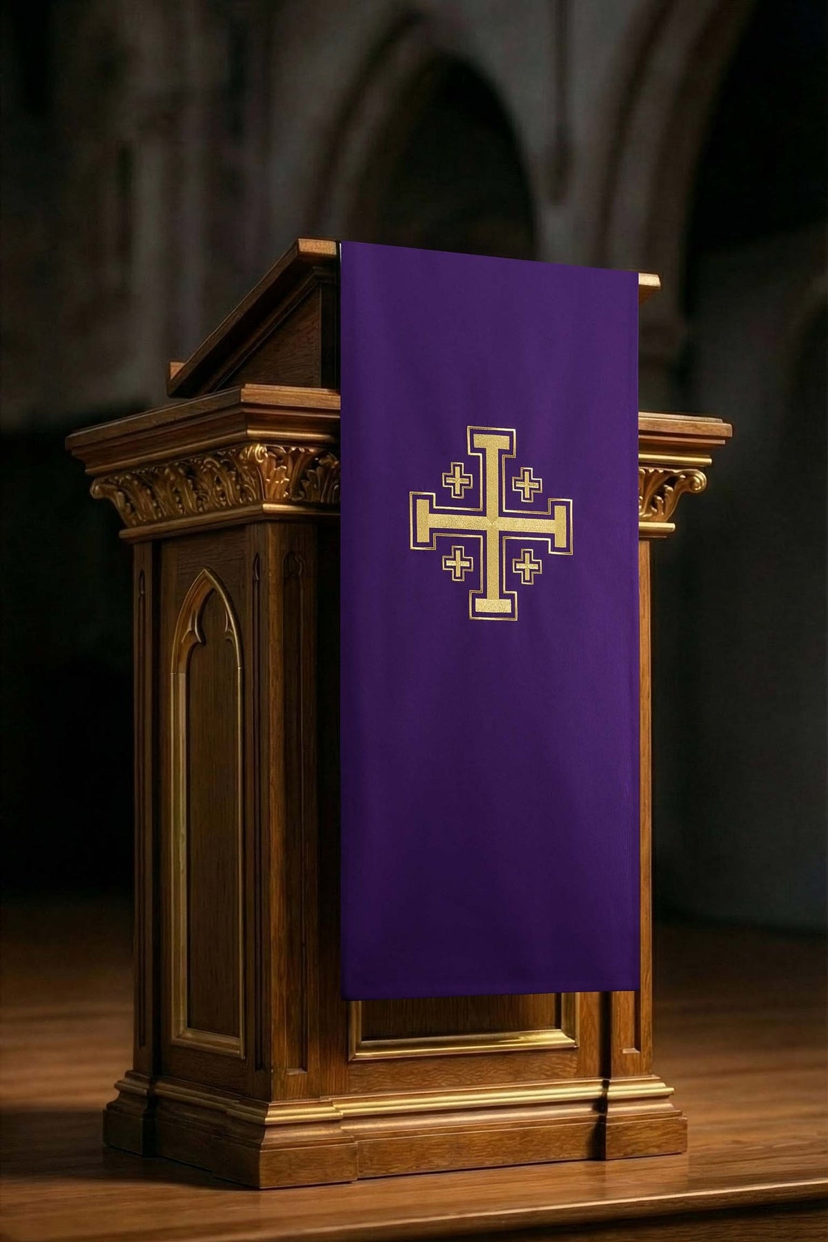 Cubre ambón morado con bordado de la Cruz de Jerusalén, vista frontal completa