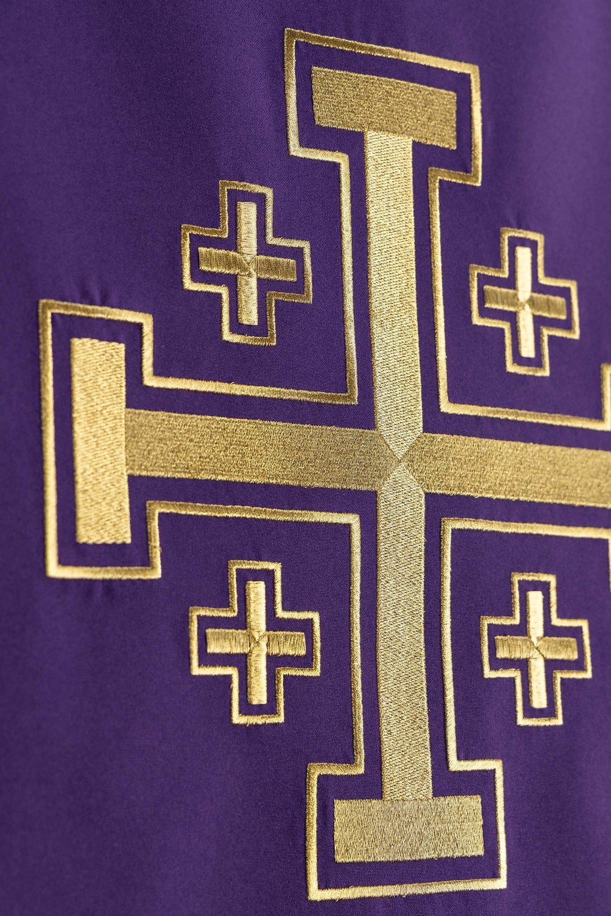 Cubre ambón morado, detalle lateral del bordado de la Cruz de Jerusalén