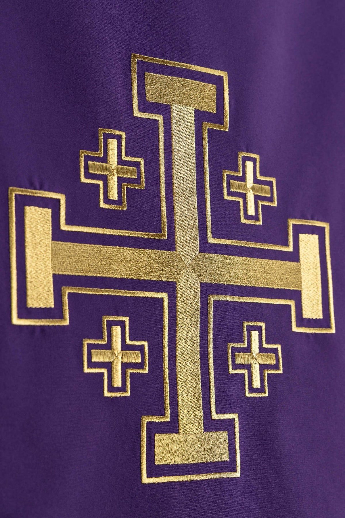 Cubre ambón morado, primer plano frontal de la Cruz de Jerusalén bordada