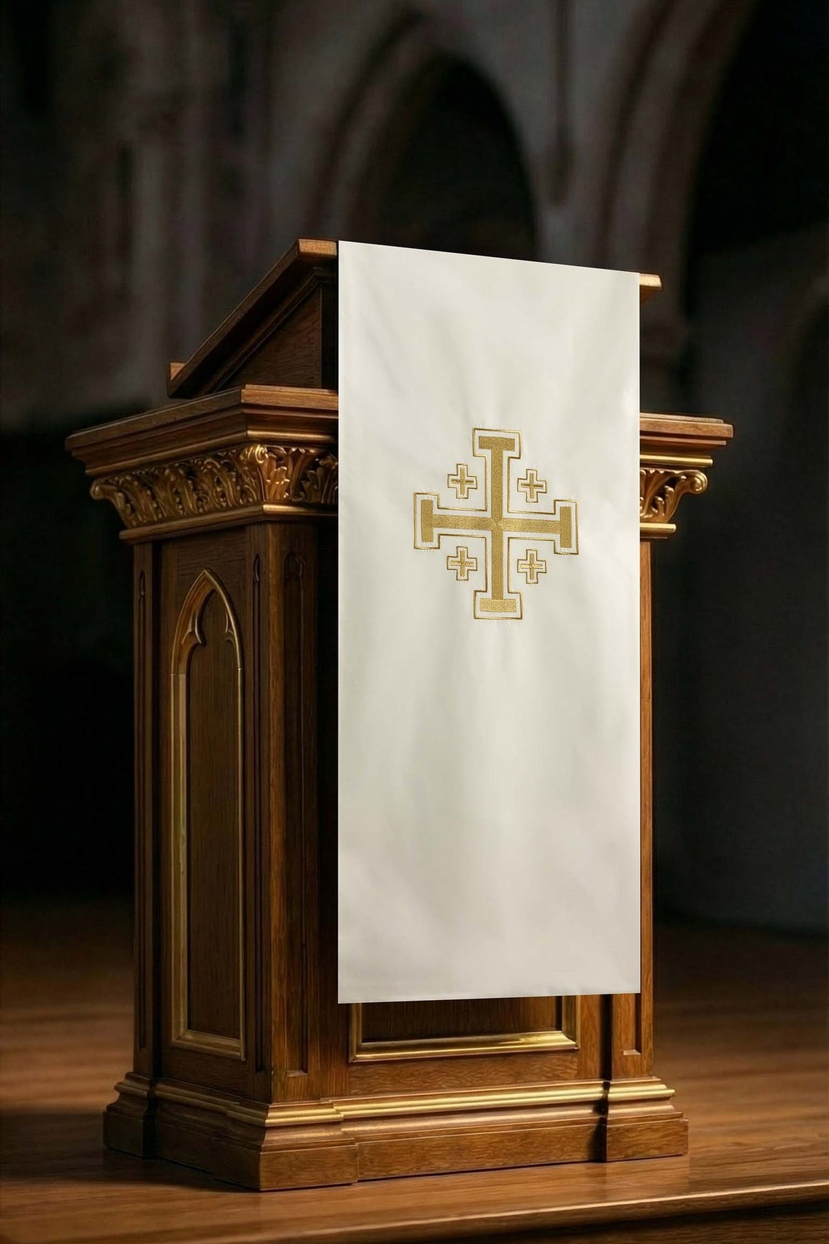 Cubre ambón beige con bordado de la Cruz de Jerusalén, vista frontal completa