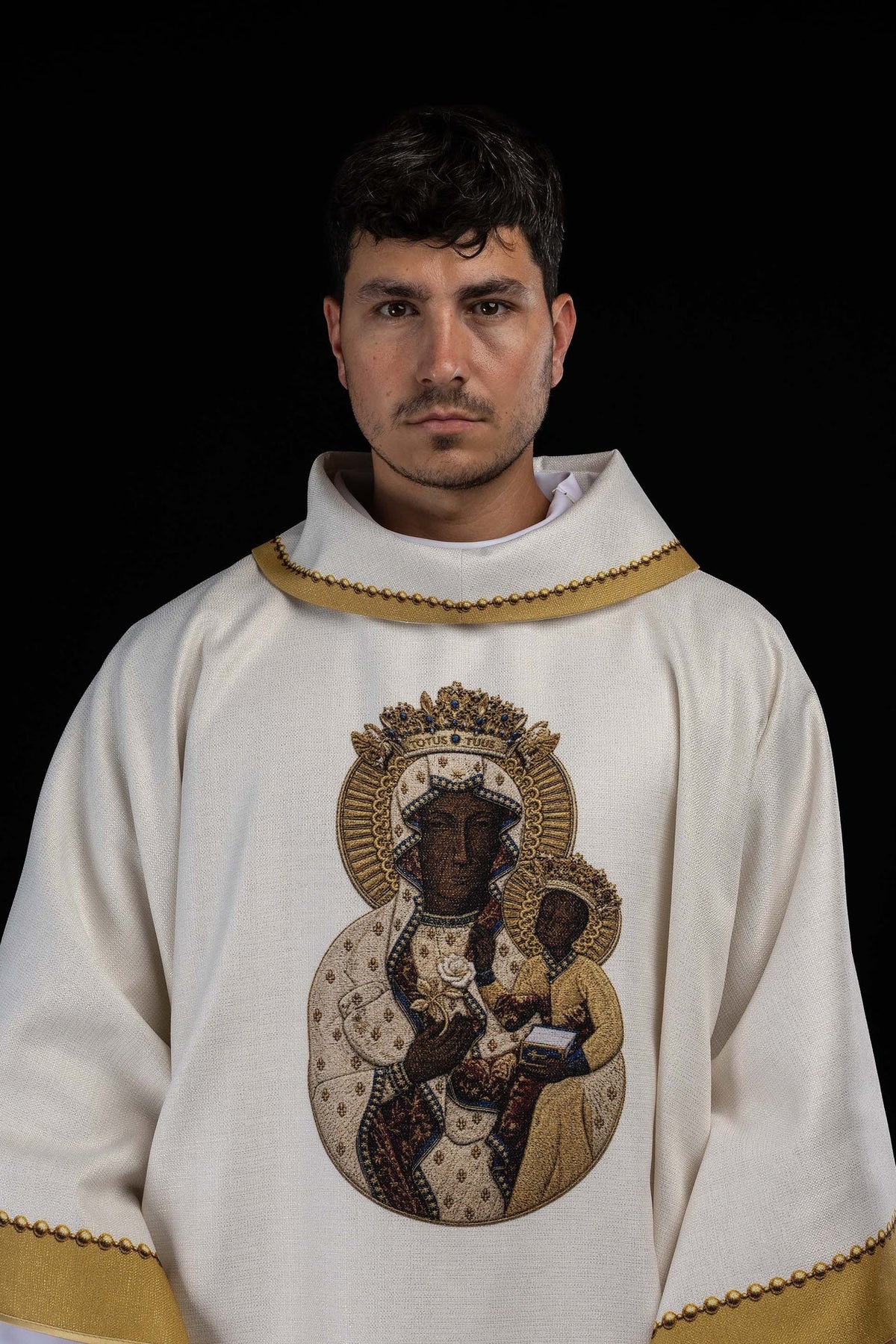 Casulla beige con imagen impresa y monograma mariano bordado, vista frontal con Virgen María