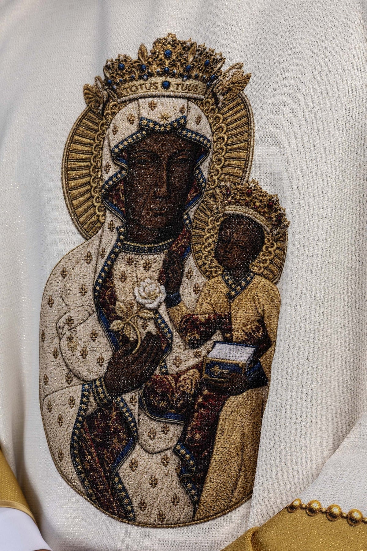 Casulla, acercamiento a la imagen impresa de Virgen María con el Niño Jesús